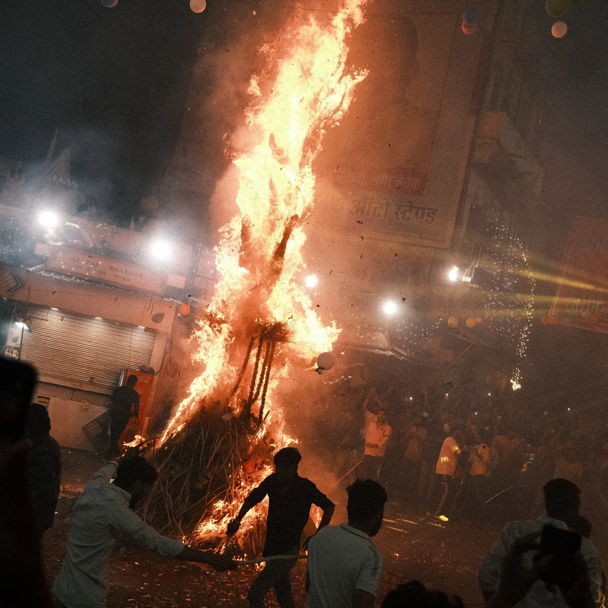 Hoguera del Holika Dahan en India