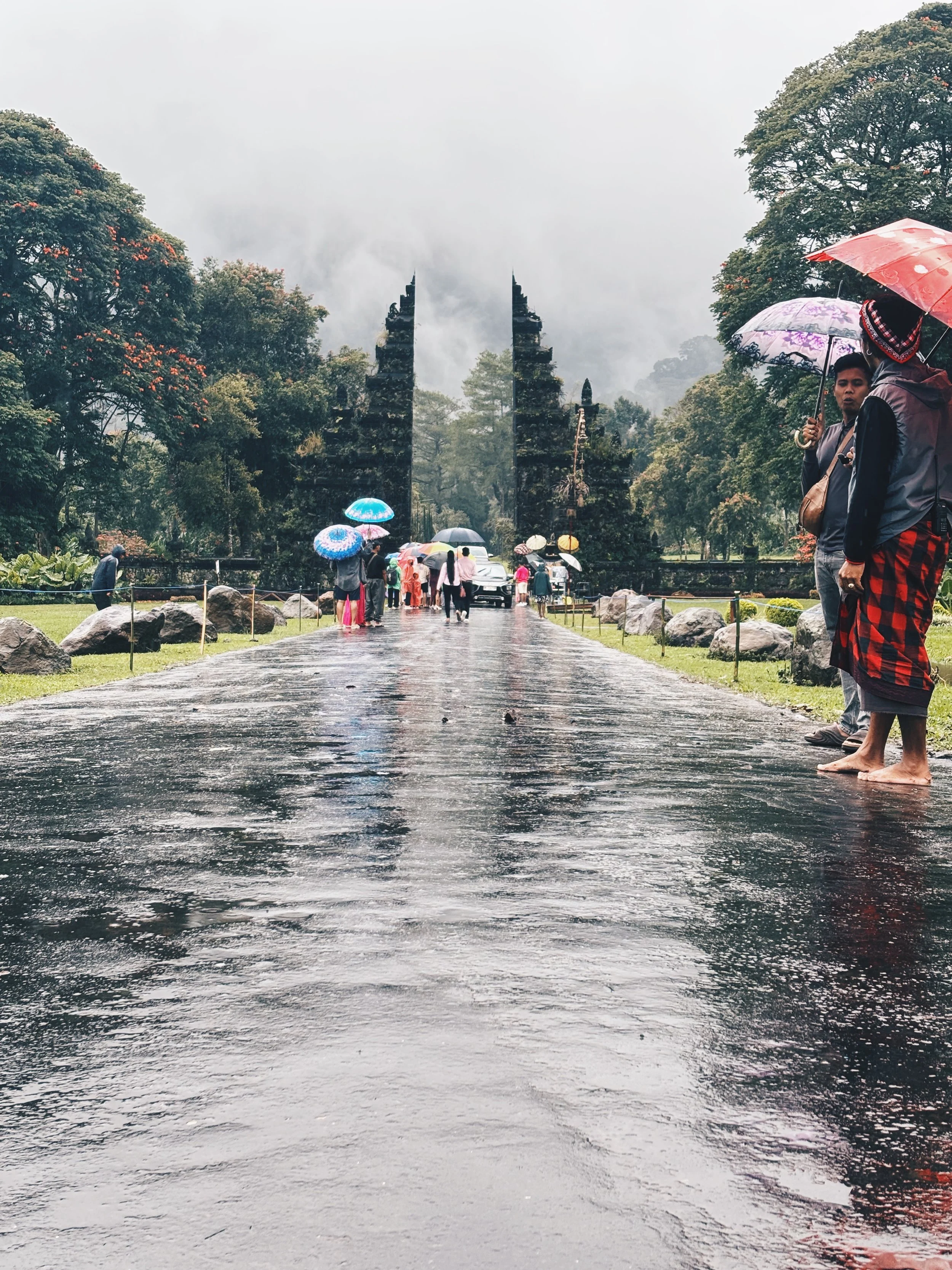 Puerta tradicional en Bali (Handara Gate), con lluvia