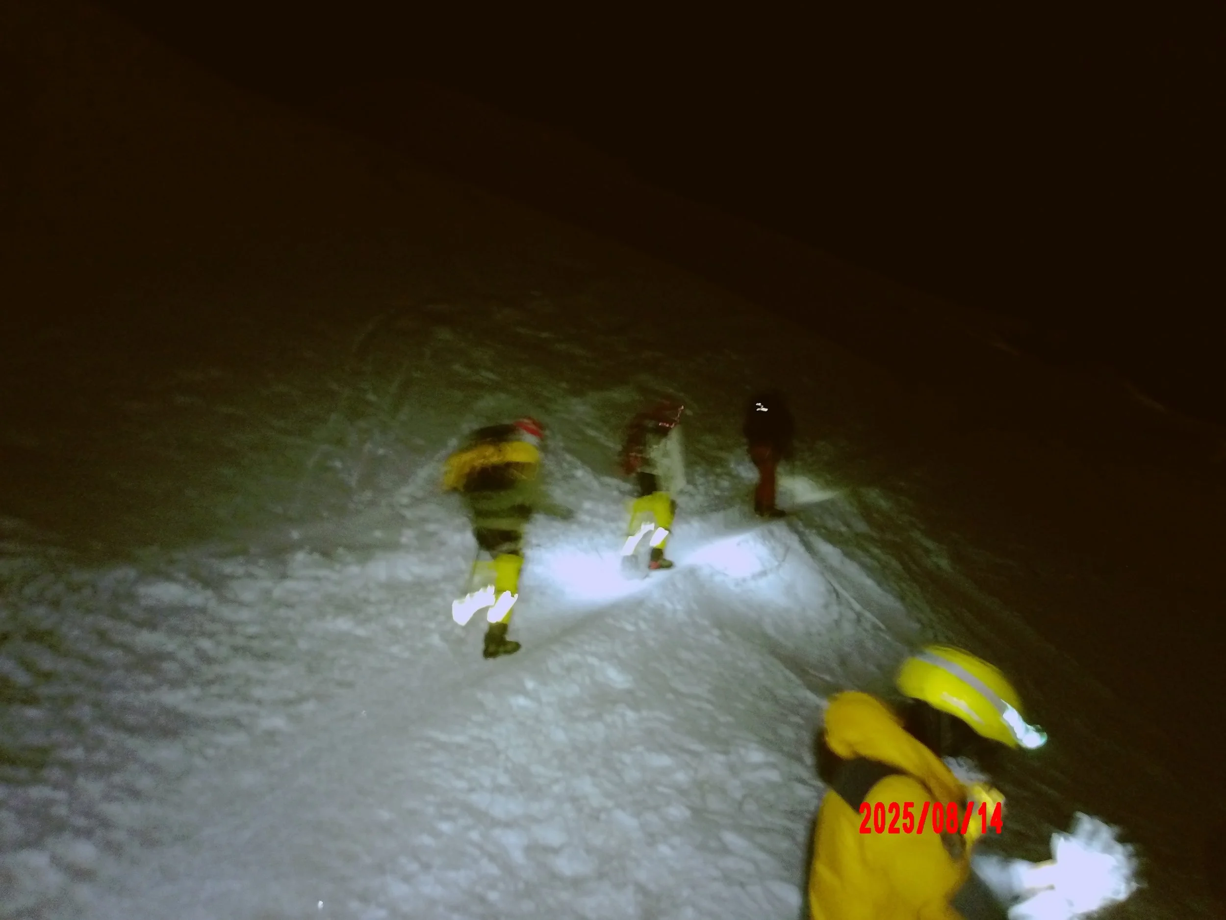 Caminando en la noche rumbo a la cumbre del Huayna Potosí.