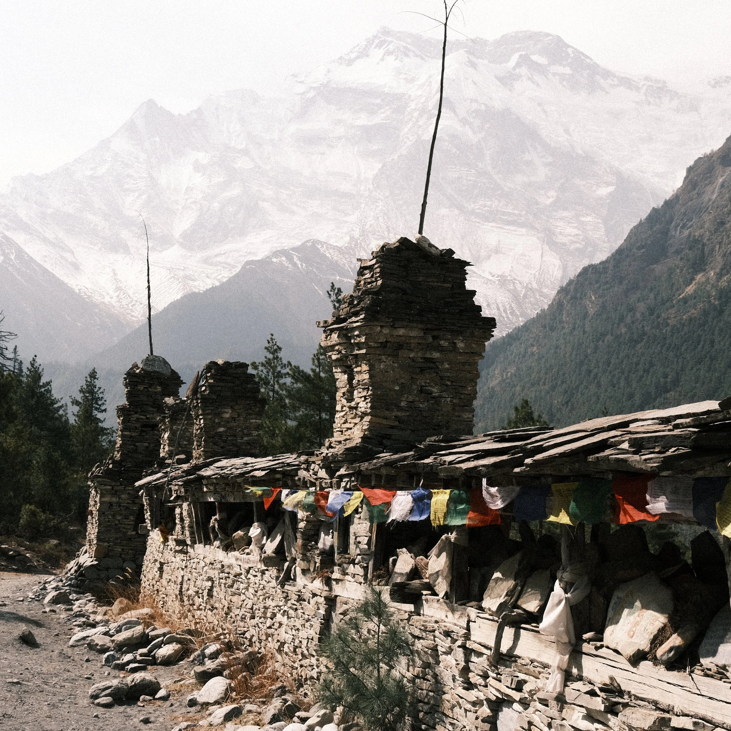 Templo abandonado con montañas detrás en Nepal.