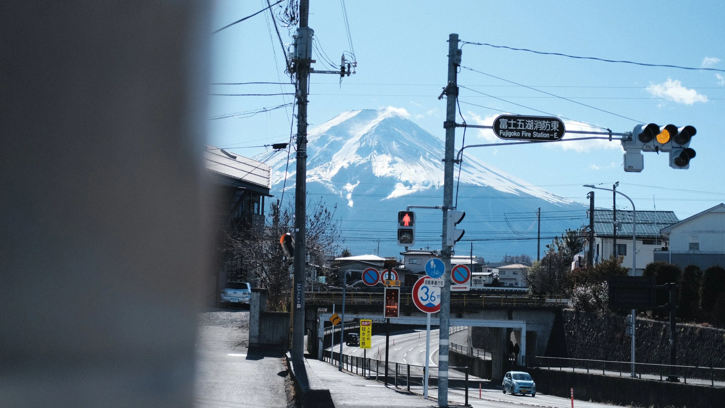 Foto de una calle japonesa con el Monte Fuji al fondo.