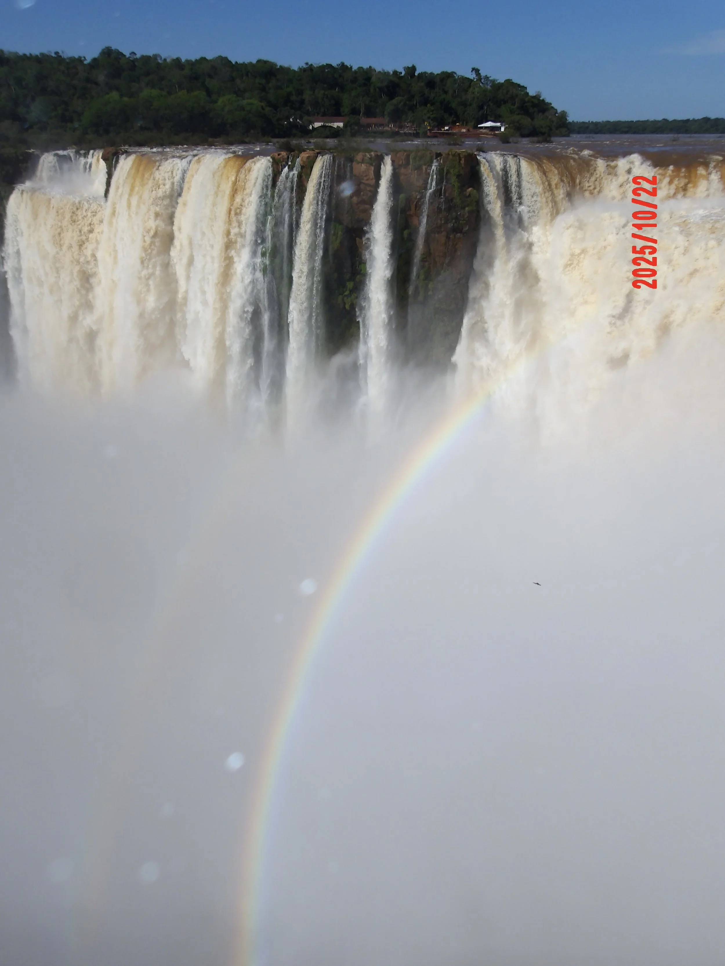 Arcoíris sobre las Cataratas de Iguazú en Argentina.