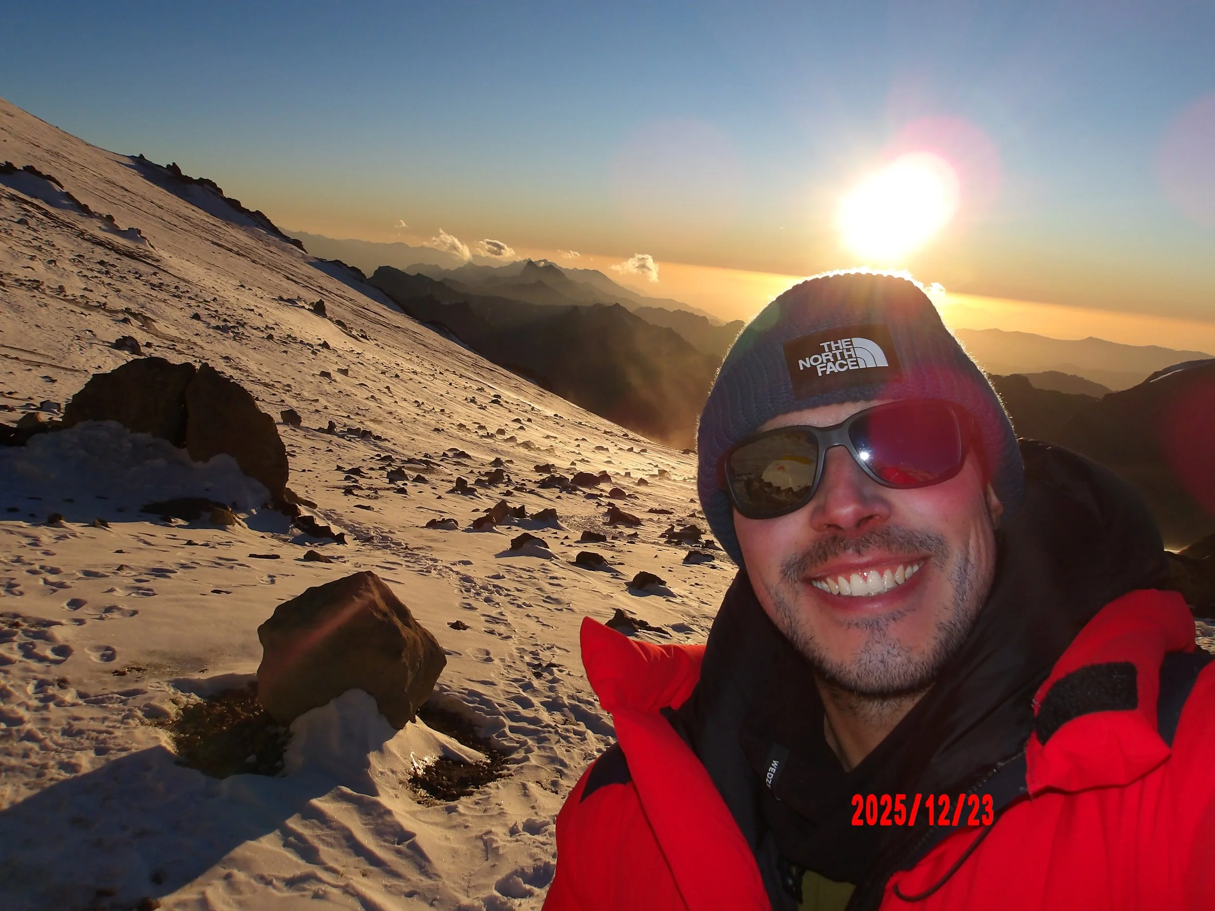 Selfie en un campamento del Aconcagua al anochecer.