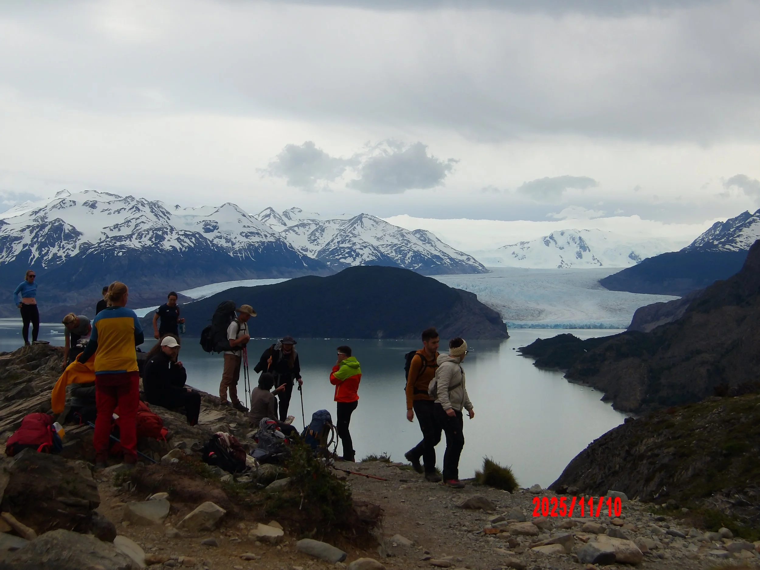 Personas viendo el Lago Grey en Torres del Paine, Patagonia, Chile.