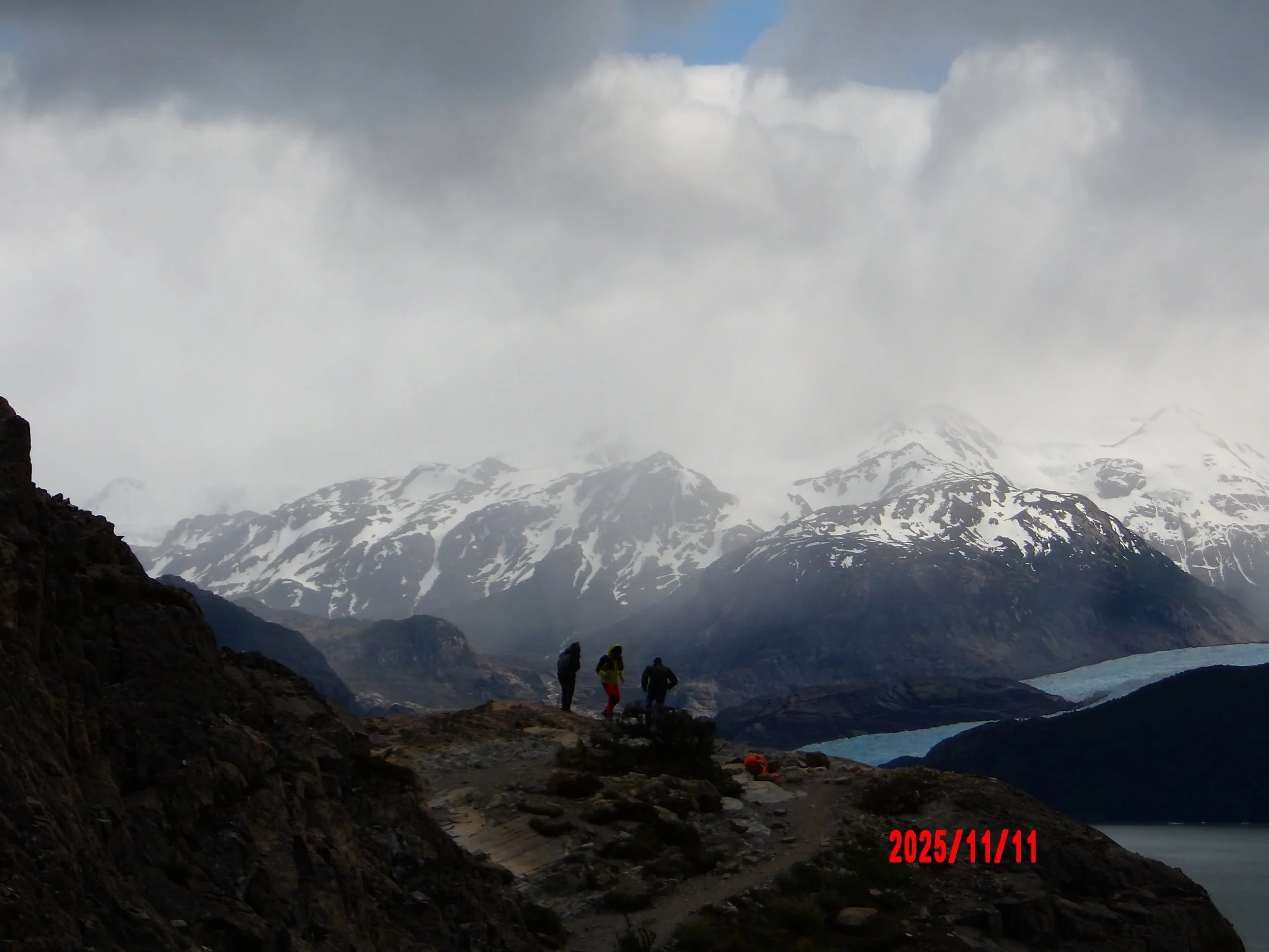 Personas con montañas nevadas al fondo en el W Trek