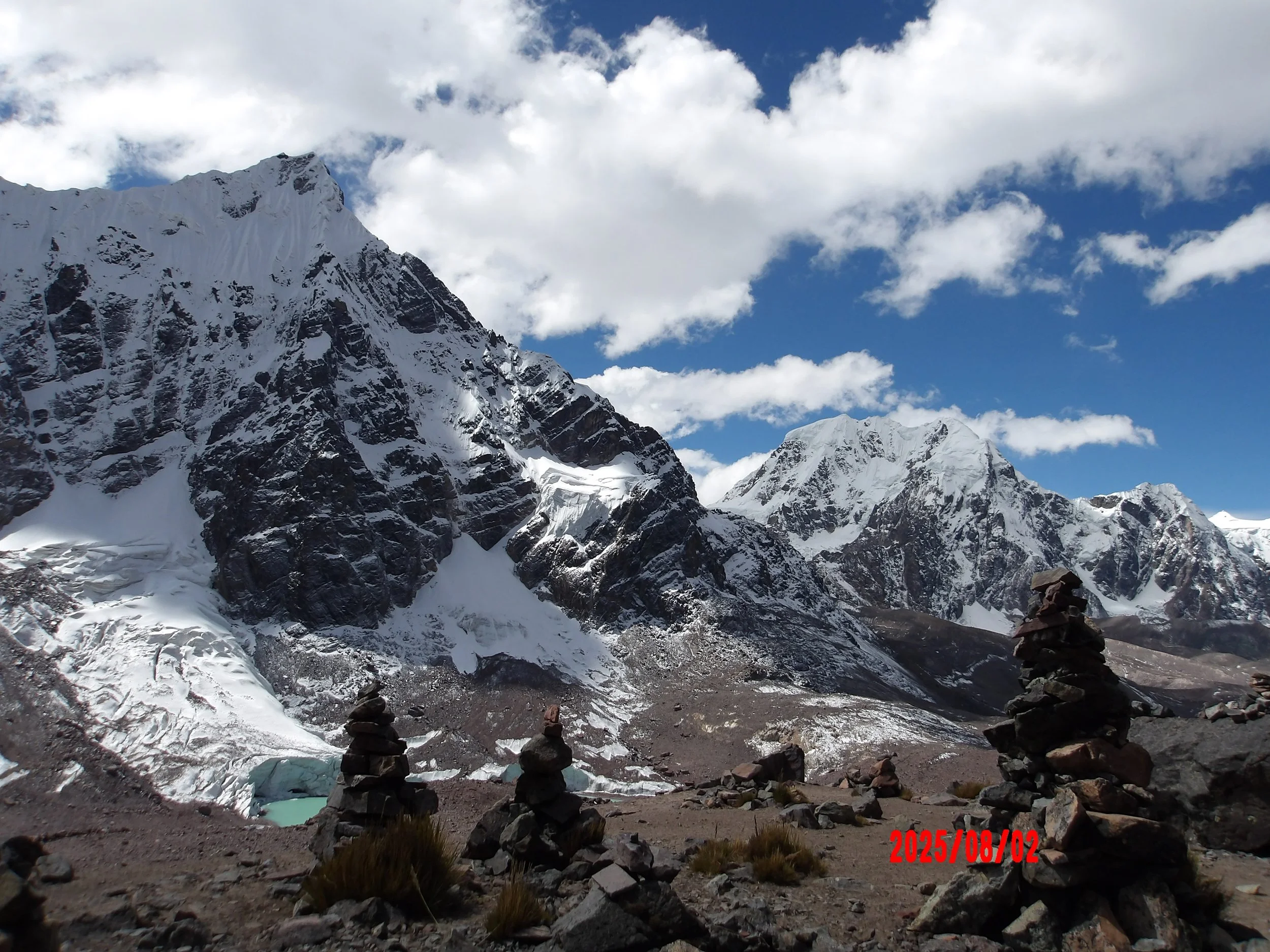 Apachetas con glaciares al fondo en el trek de Ausangate en Perú