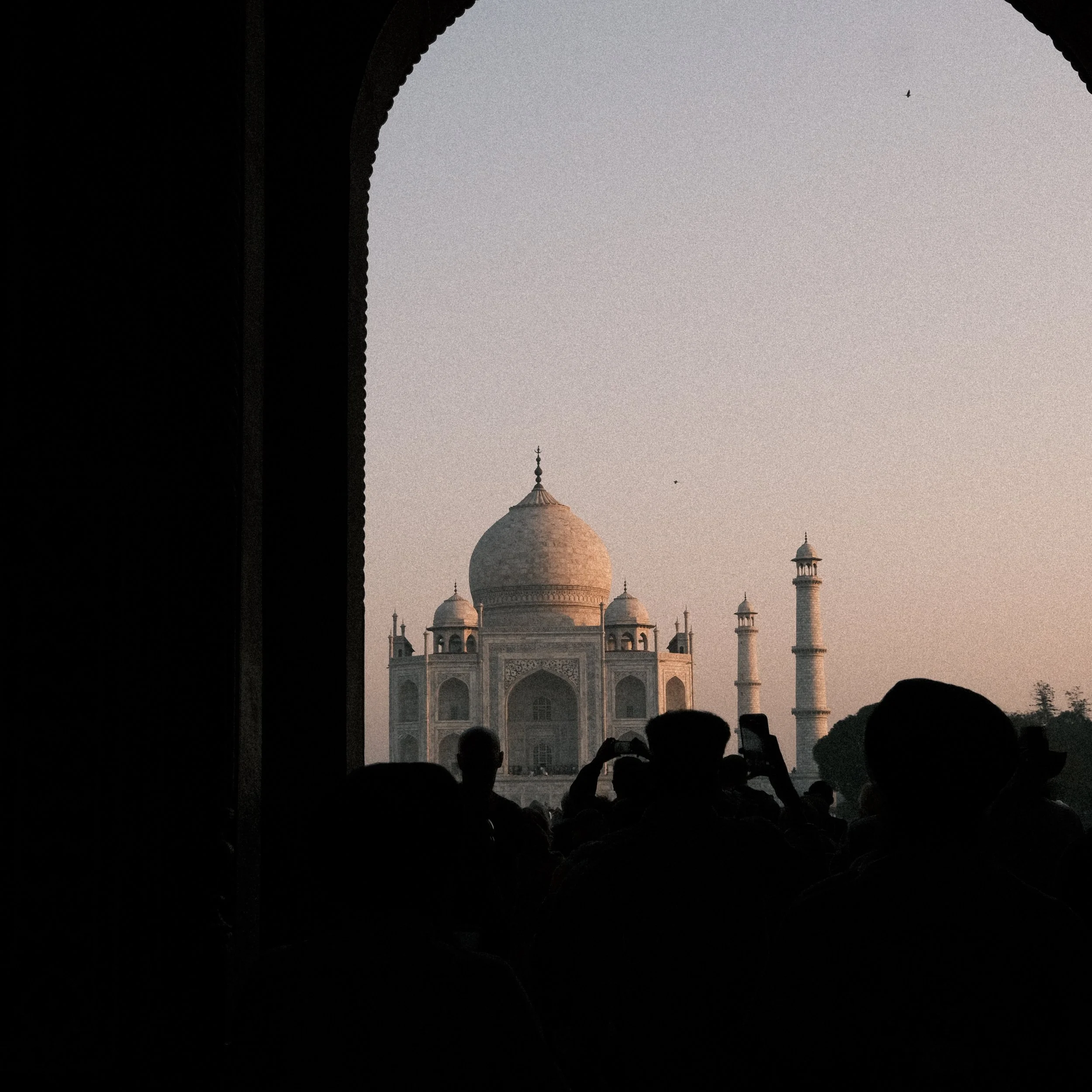 Vista del Taj Mahal con personas entrando al complejo