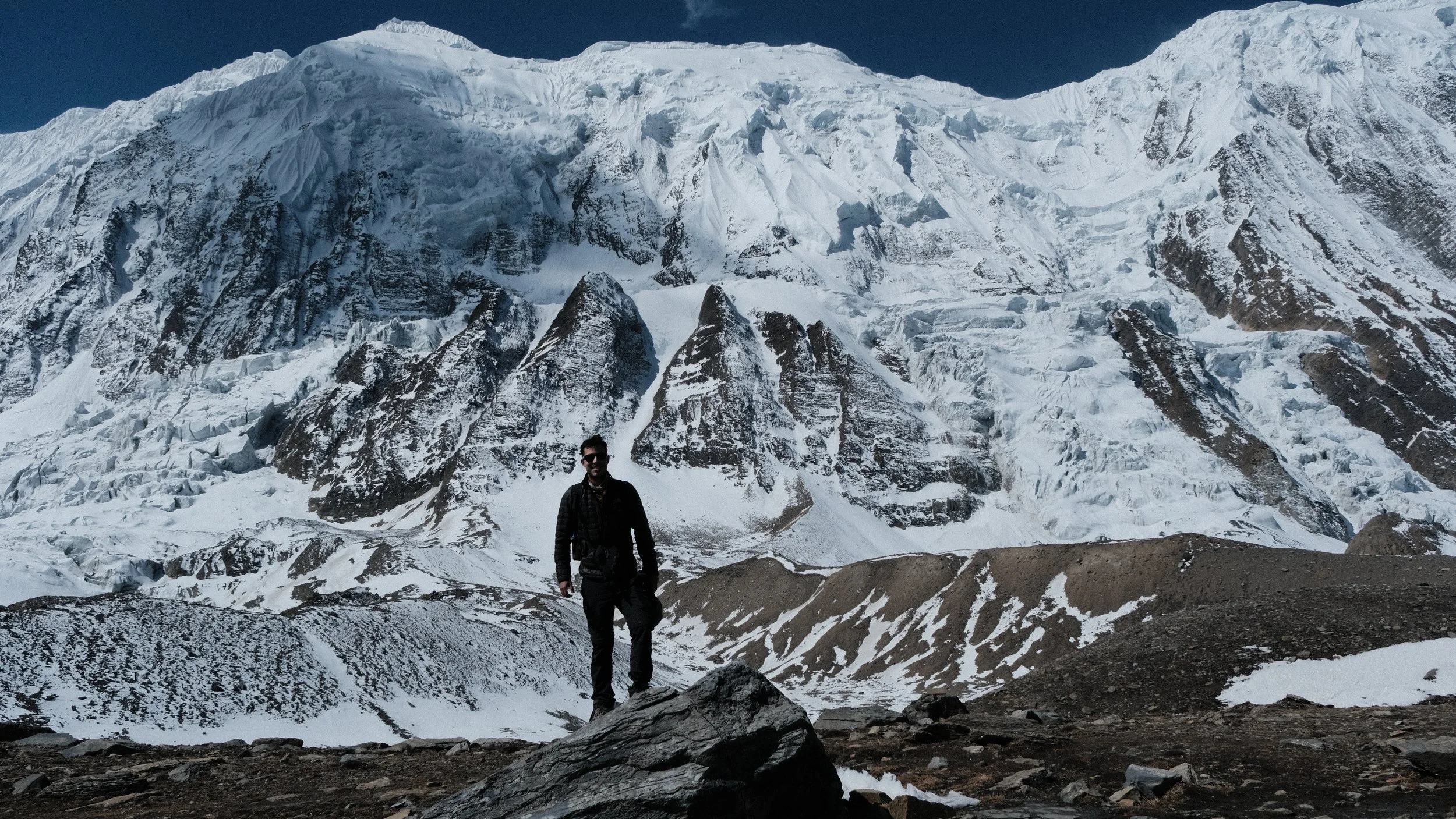 Persona posando con montañas nevadas al fondo en Nepal. Himalayas.