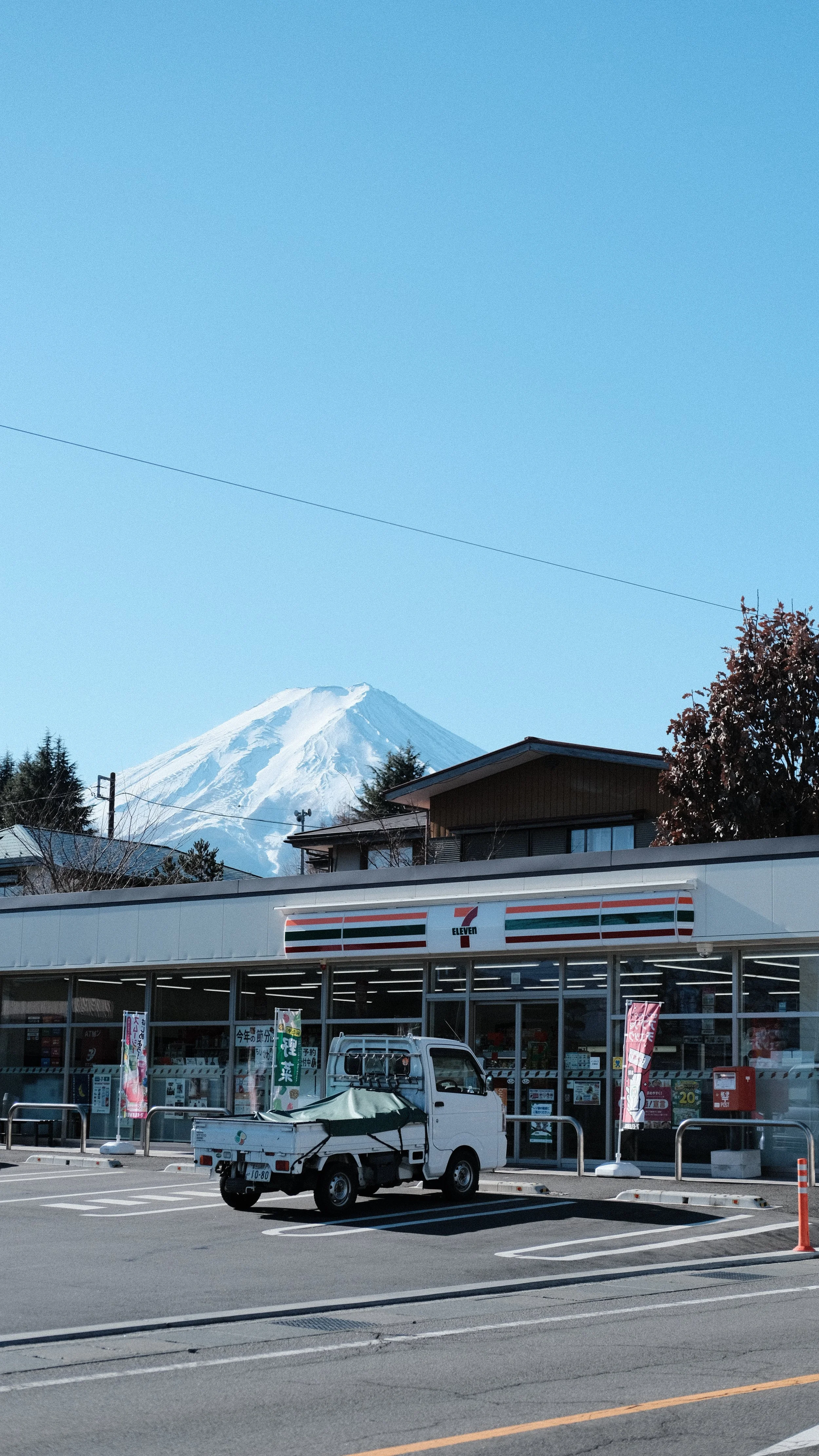 Foto de un 7-Eleven con el Monte Fuji al fondo.