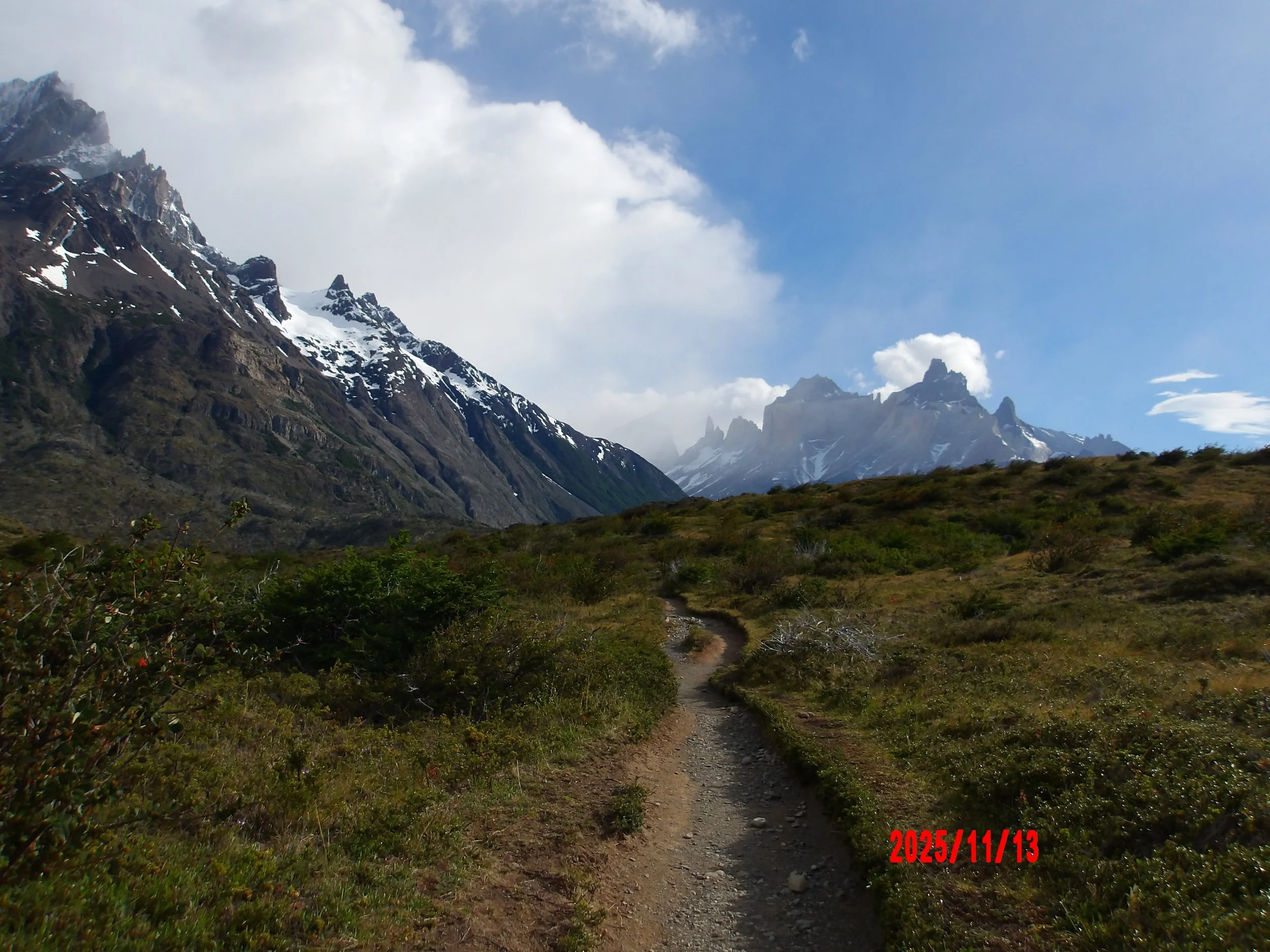 Sendero en Torres del Paine W trek