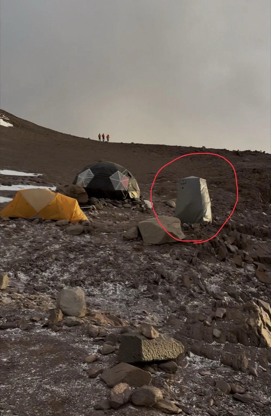 Campamento Canadá en Aconcagua con un baño resaltado