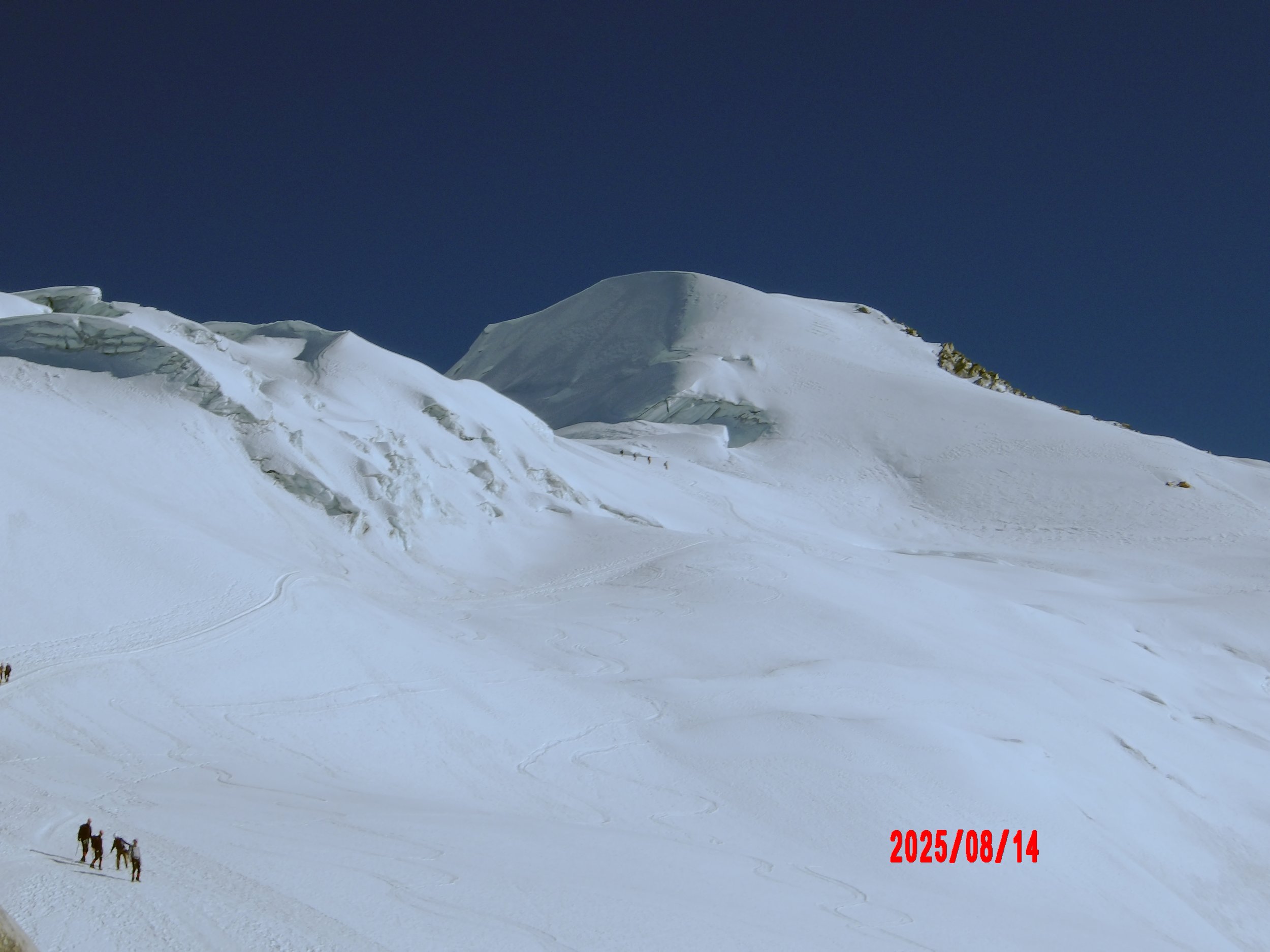 Caminando sobre el glaciar en Huayna Potosí.