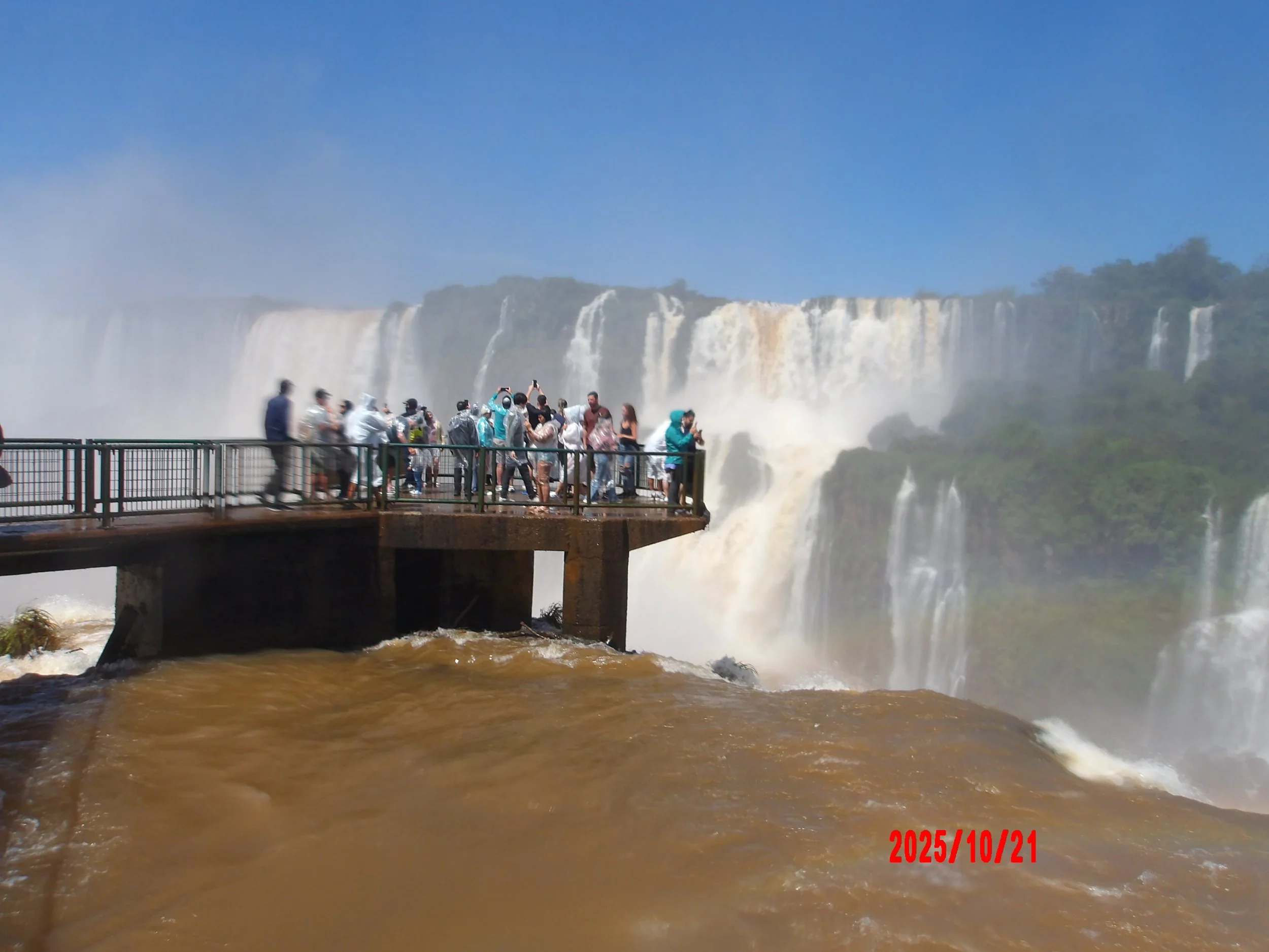 Personas en plataforma en las cataratas de Iguazú