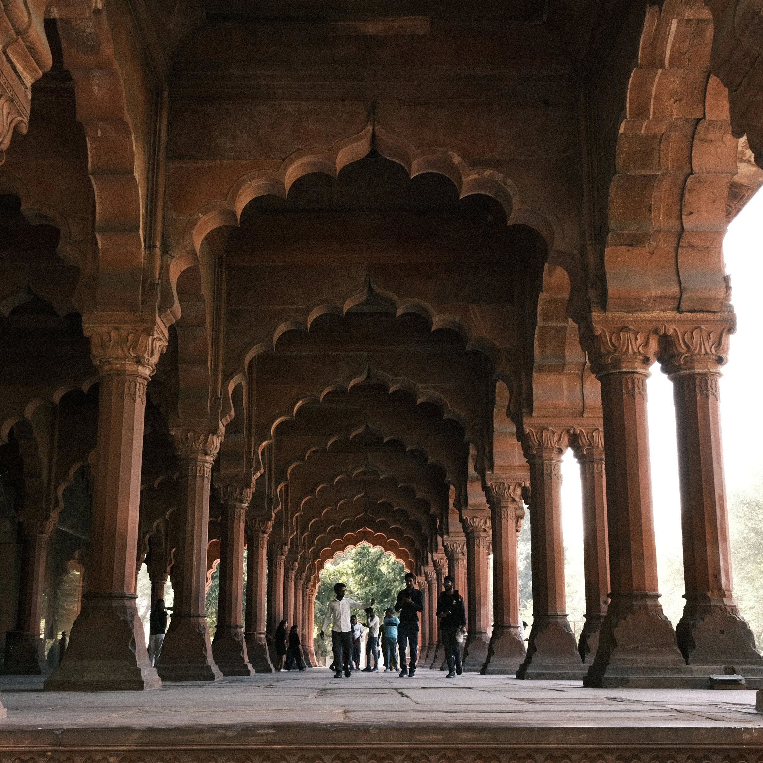 Foto de parte interna con columnas del Fuerte Rojo en Delhi.
