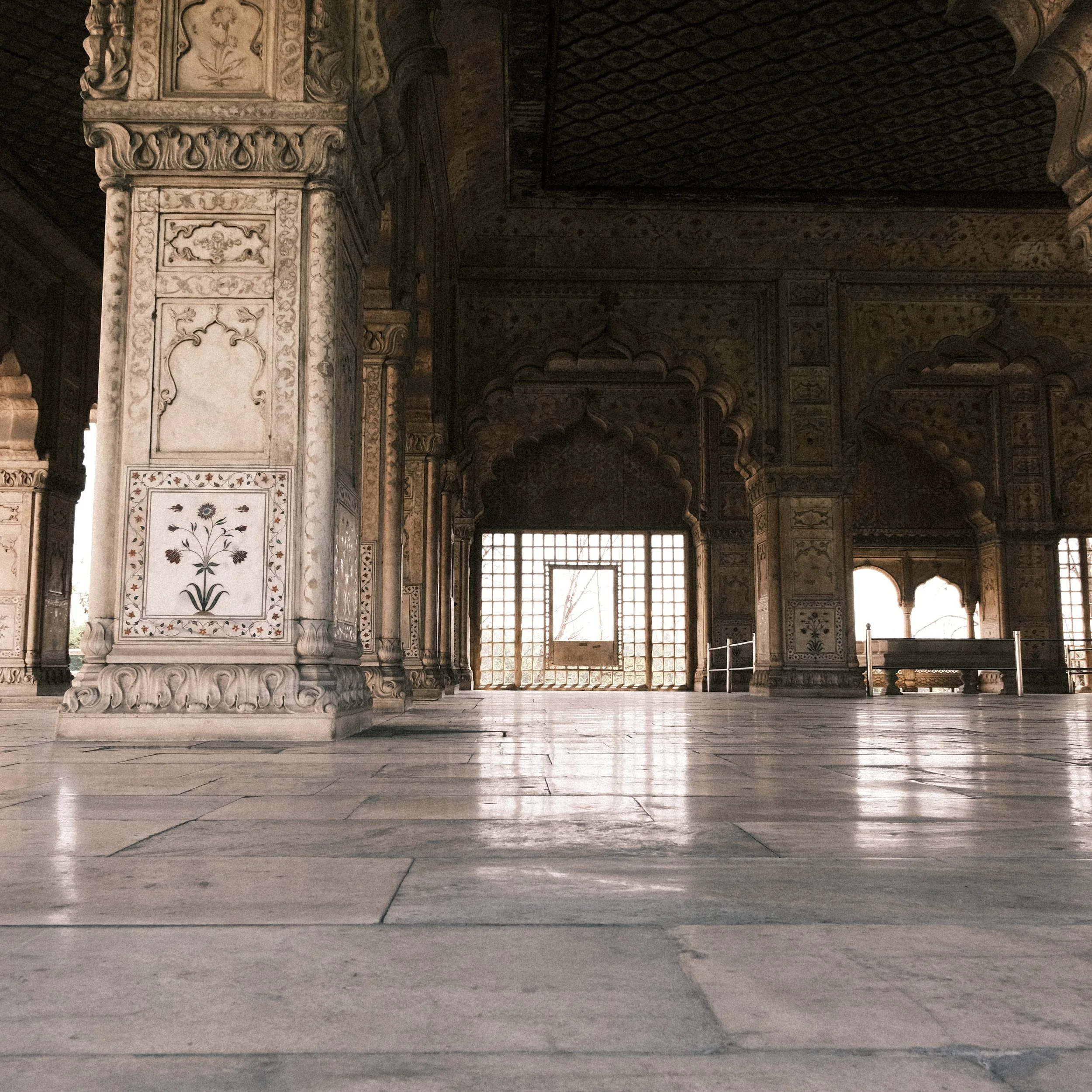 Foto de salón blanco dentro del Fuerte Rojo en Delhi.