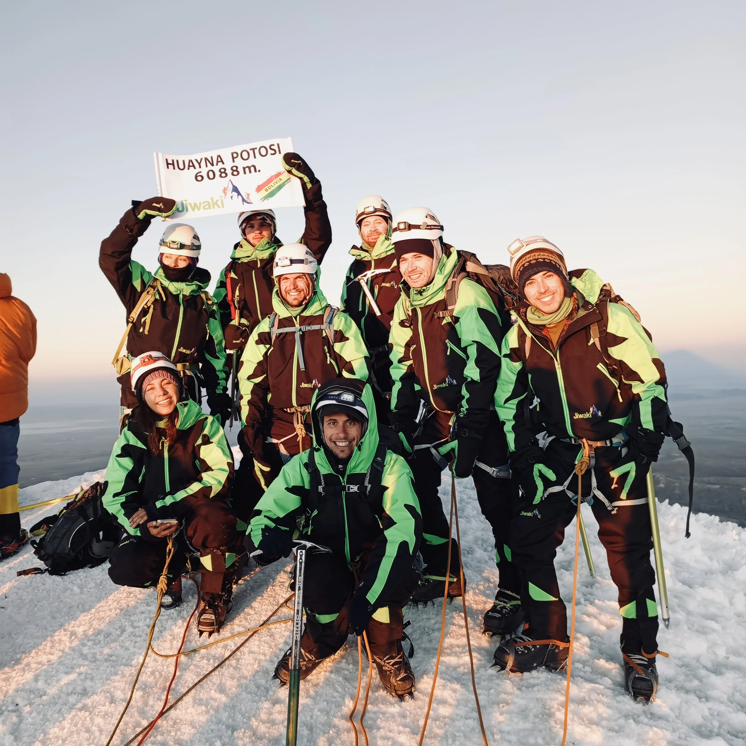 Grupo sonriente en la cumbre de Huayna Potosí