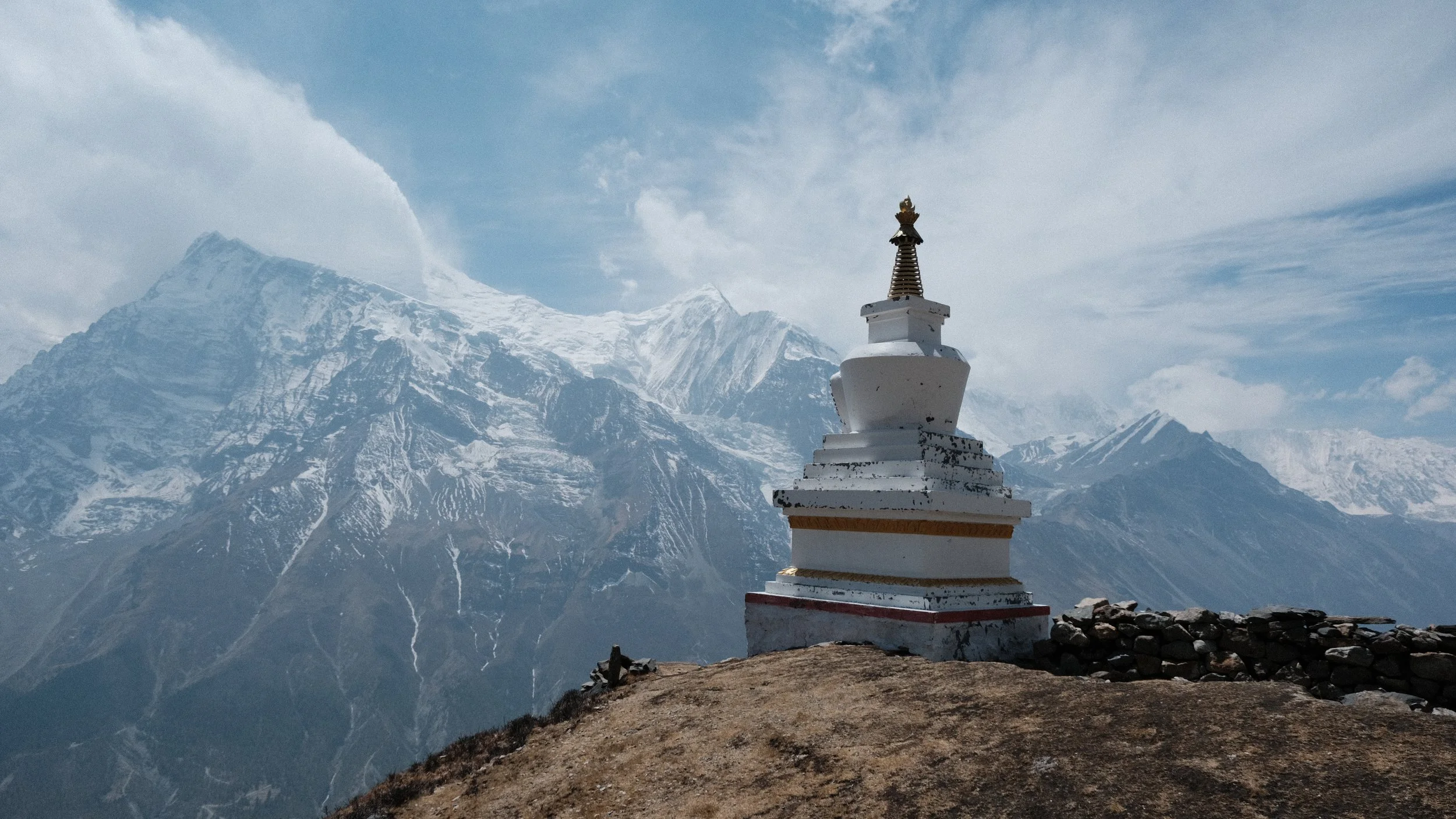 Estupa con montañas nevadas al fondo. En Nepal.