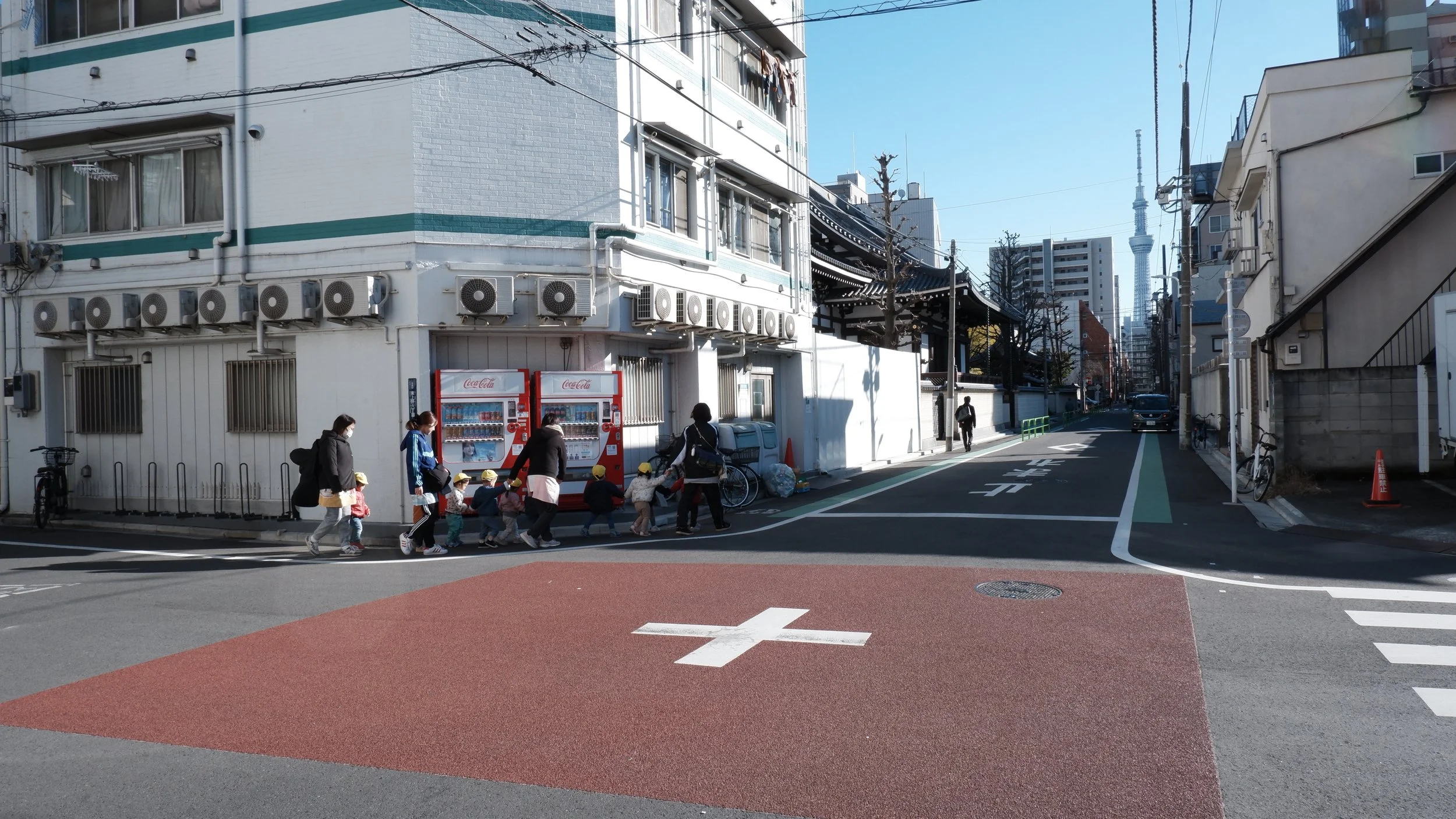 Una excursión de preescolar en medio de Tokio, con el Skytree al fondo.