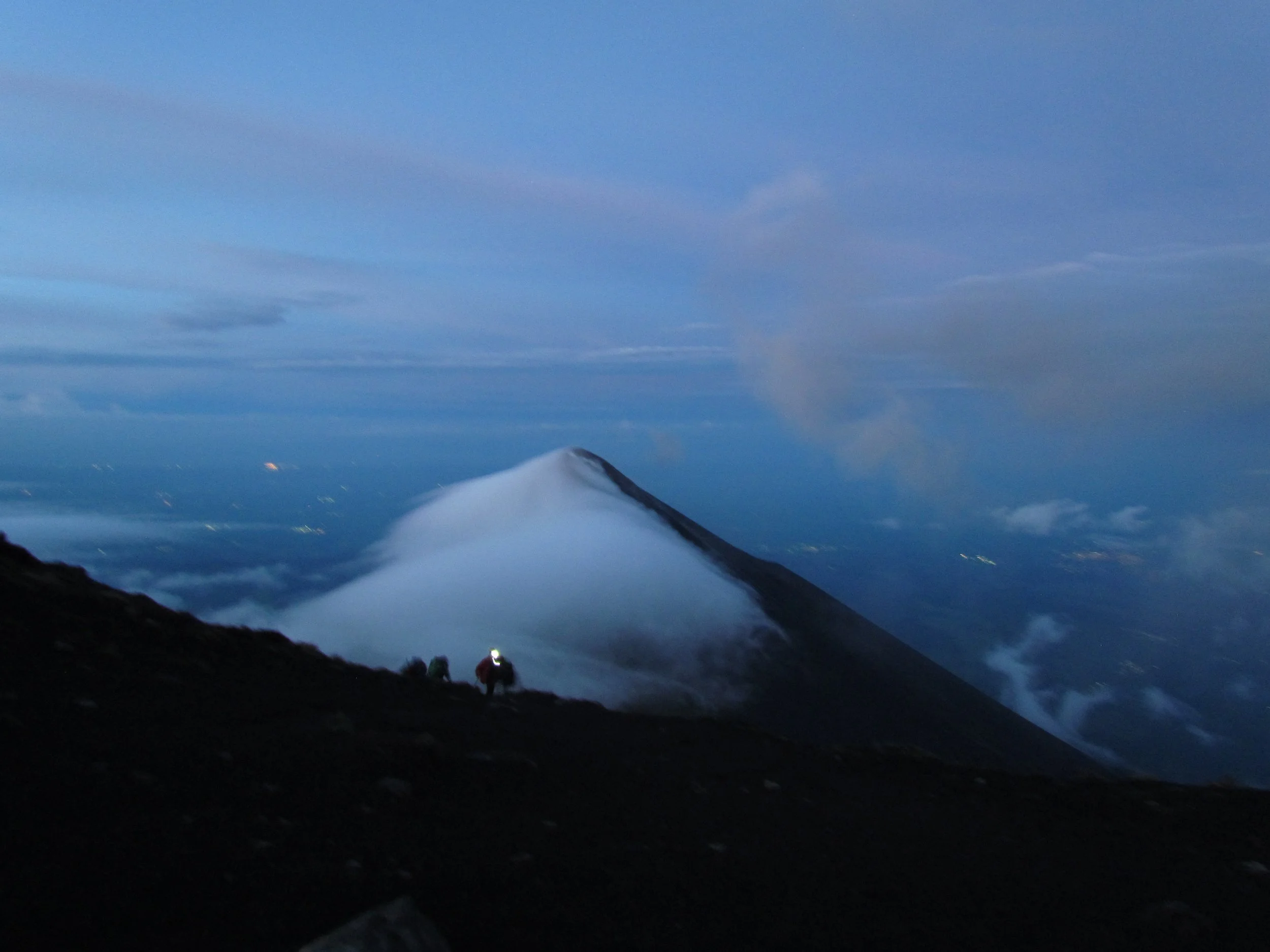 Volcán Fuego al amanecer desde el Volcán Acatenango.