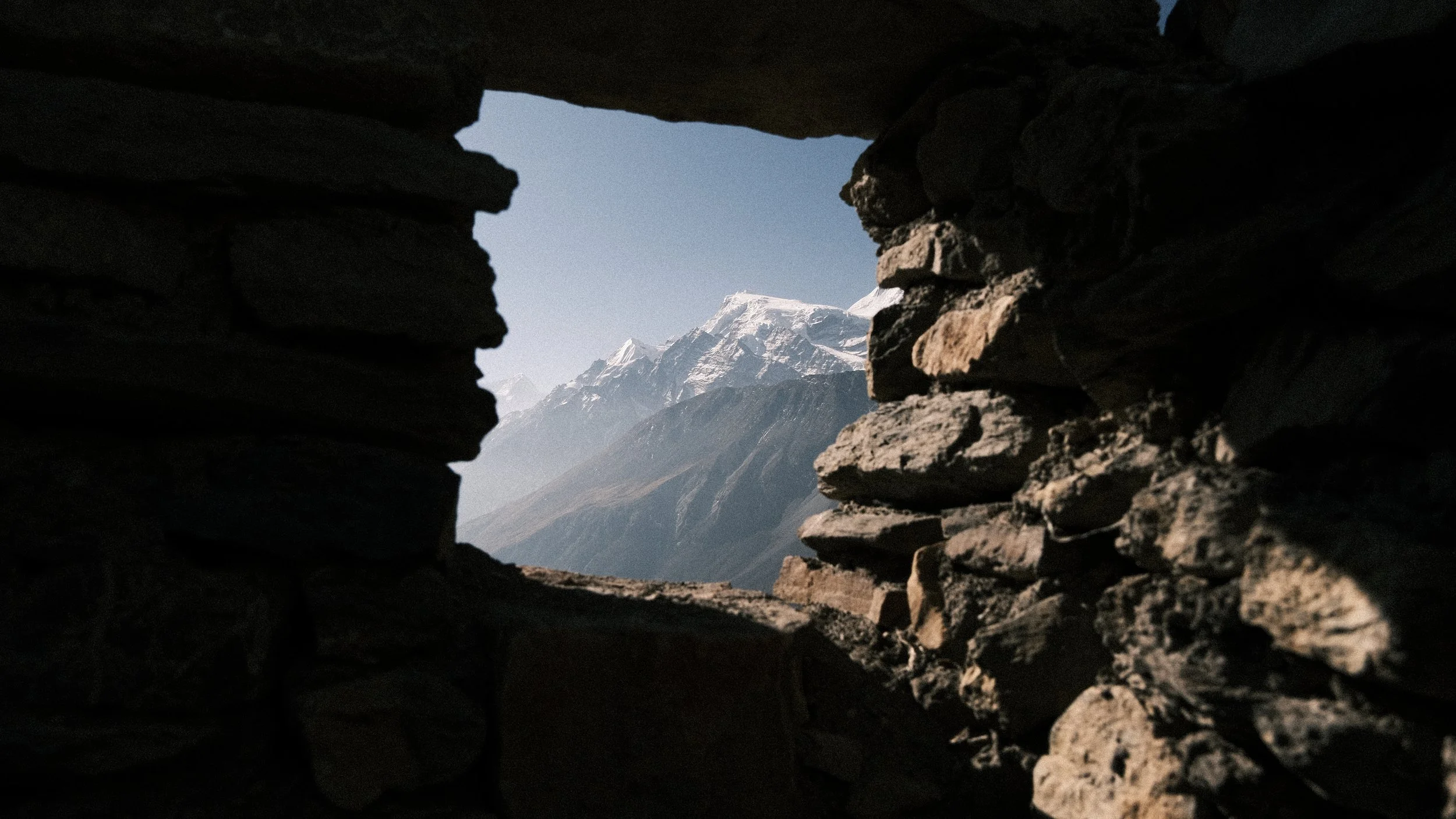 Vista de los Himalayas desde una ventana de piedra.