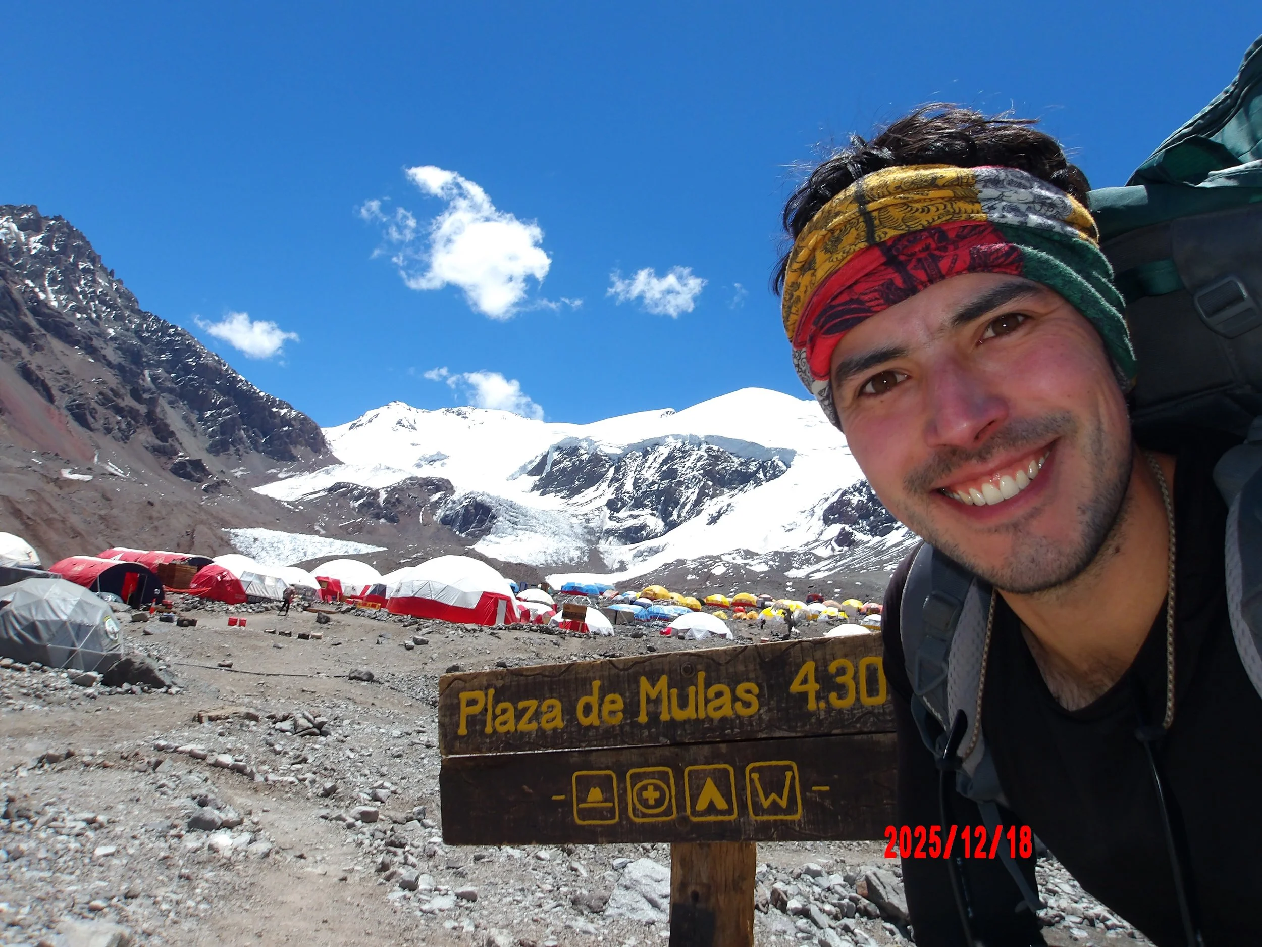 Selfie con letrero de Plaza de Mulas en Aconcagua