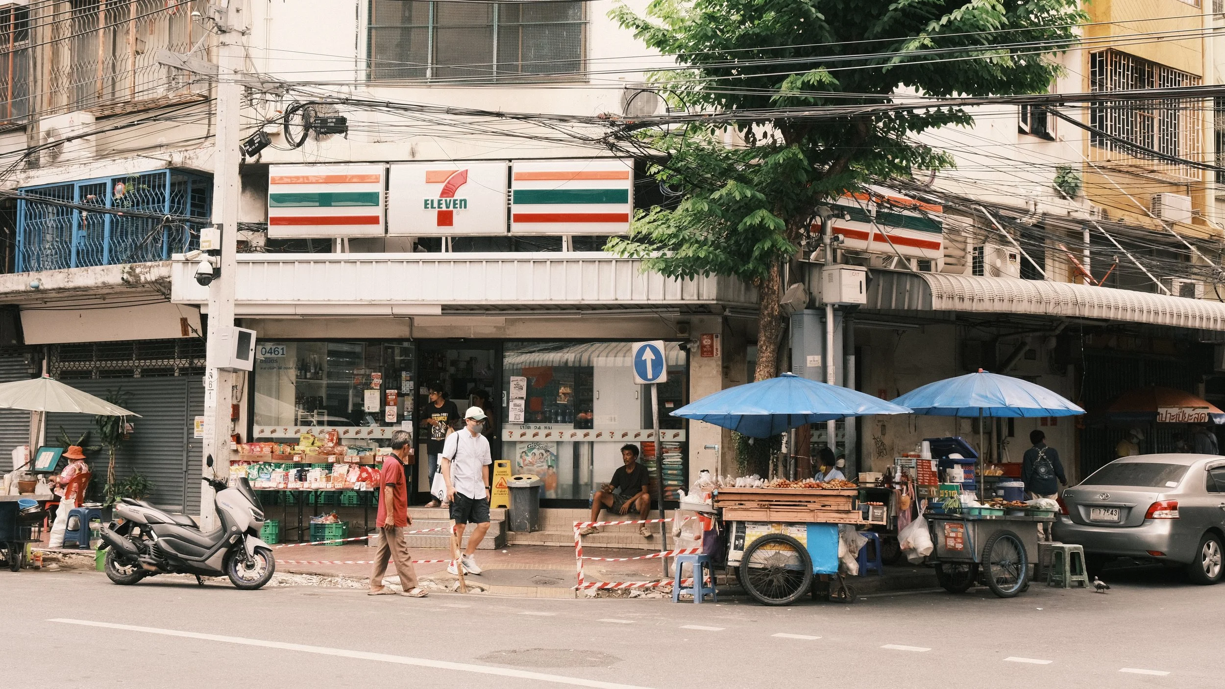 Entrada a 7-Eleven en Bangkok