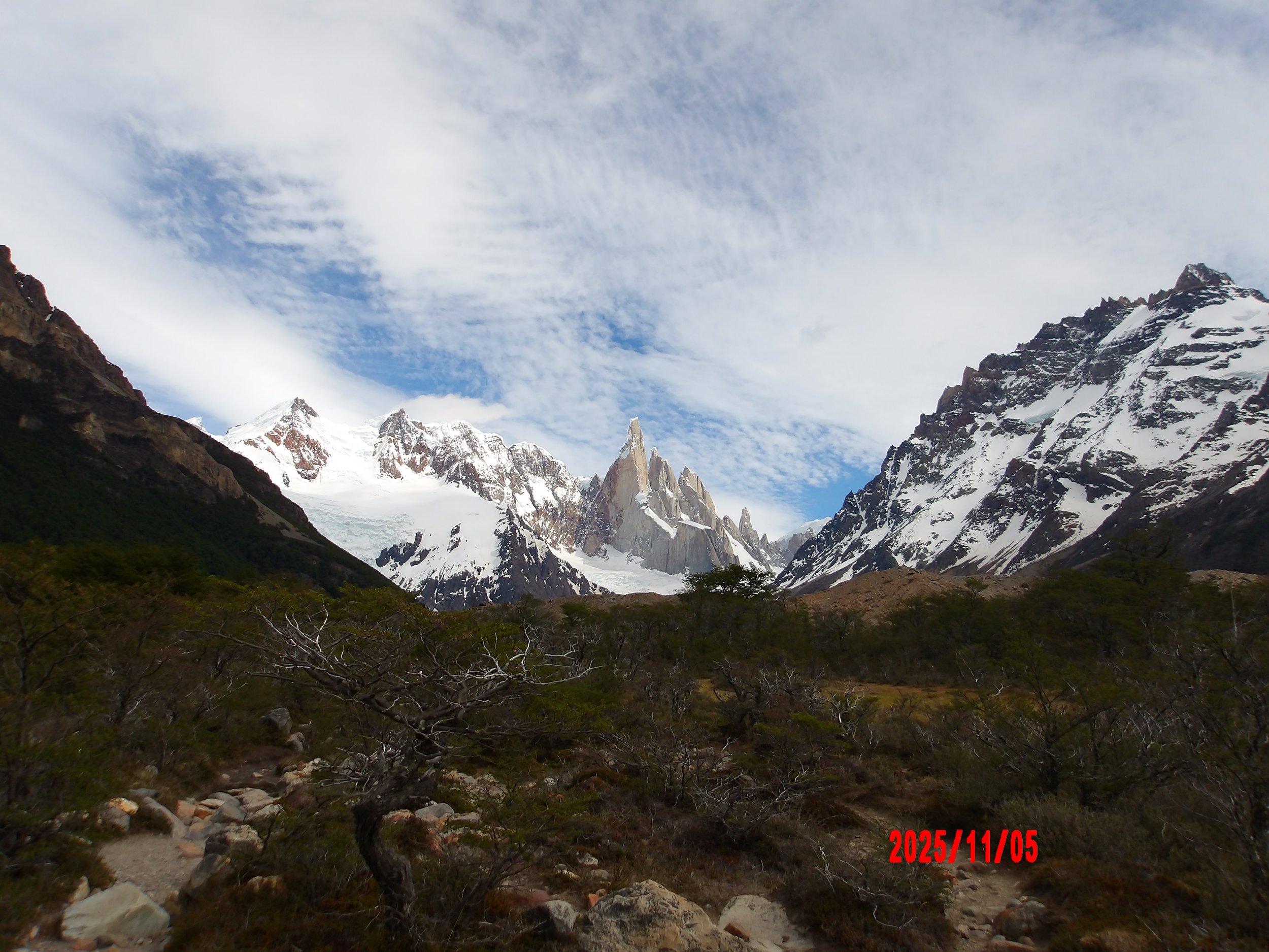 Vista del Cerro Torre a lo lejos en Patagonia Argentina