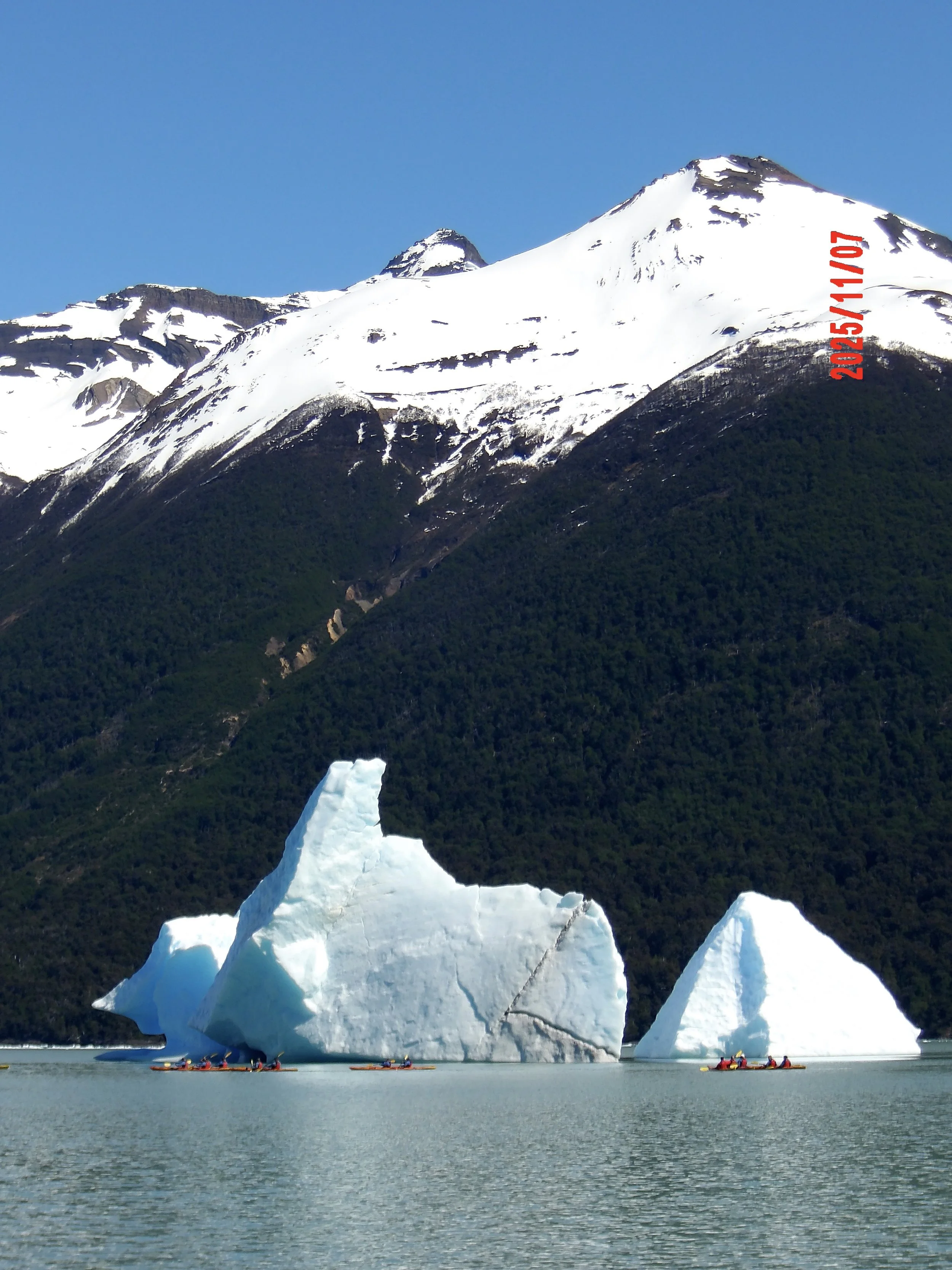 Personas haciendo kayak al lado de un glaciar en Patagonia