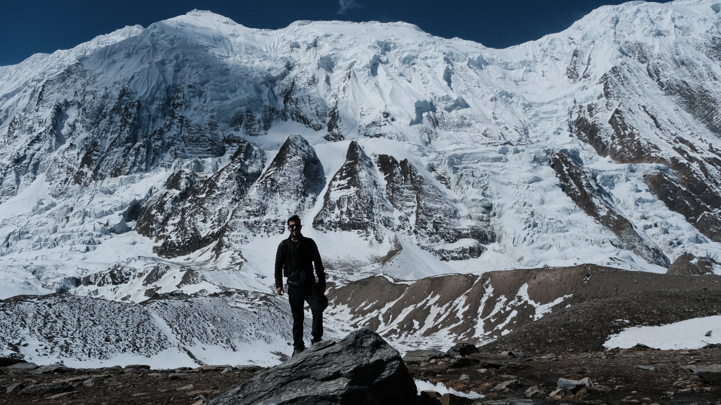Foto con los Himalayas al fondo en el circuito de Annapurna