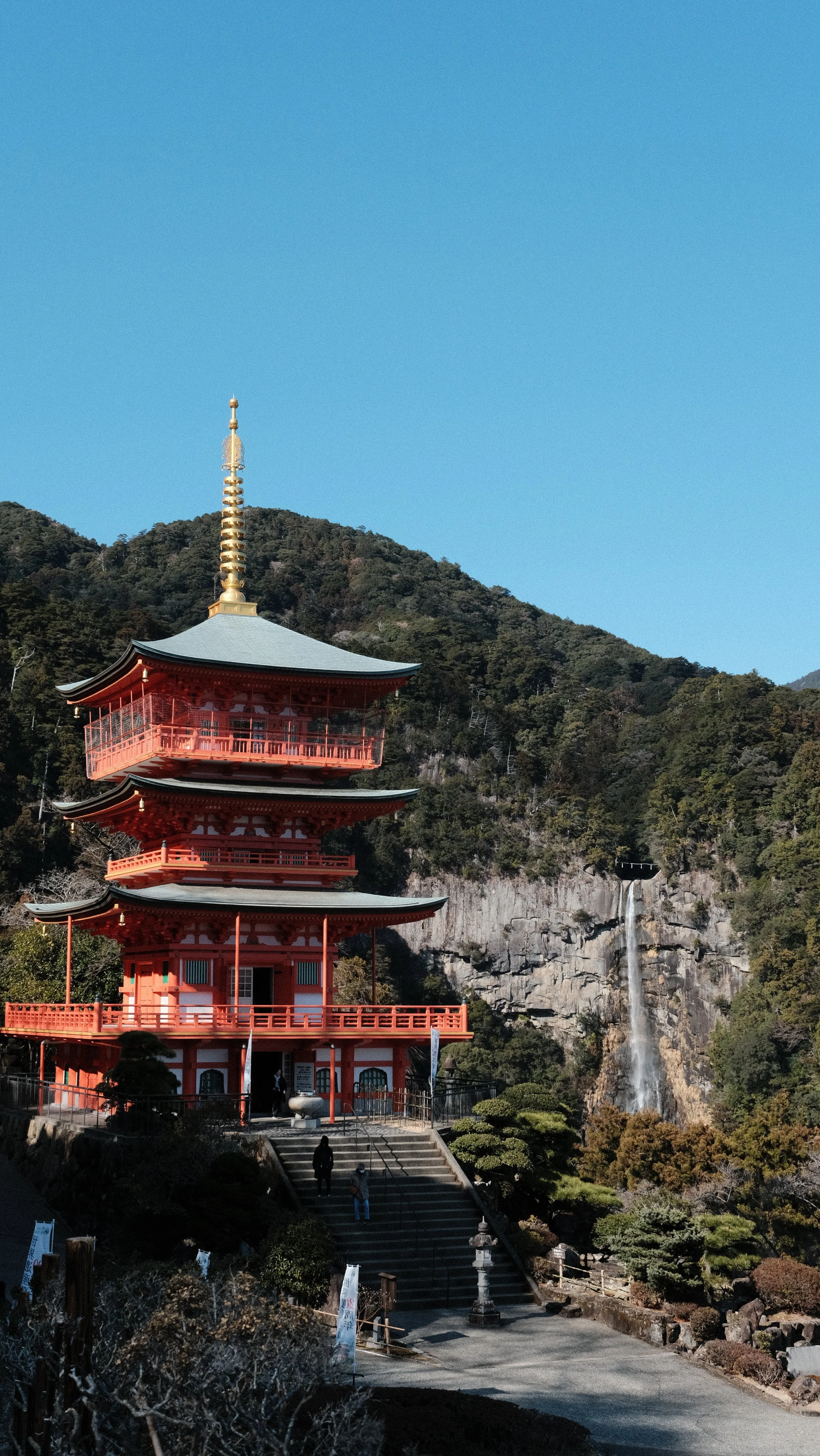 Foto de pagoda japonesa con cascada al fondo. En Kumano Nachi.