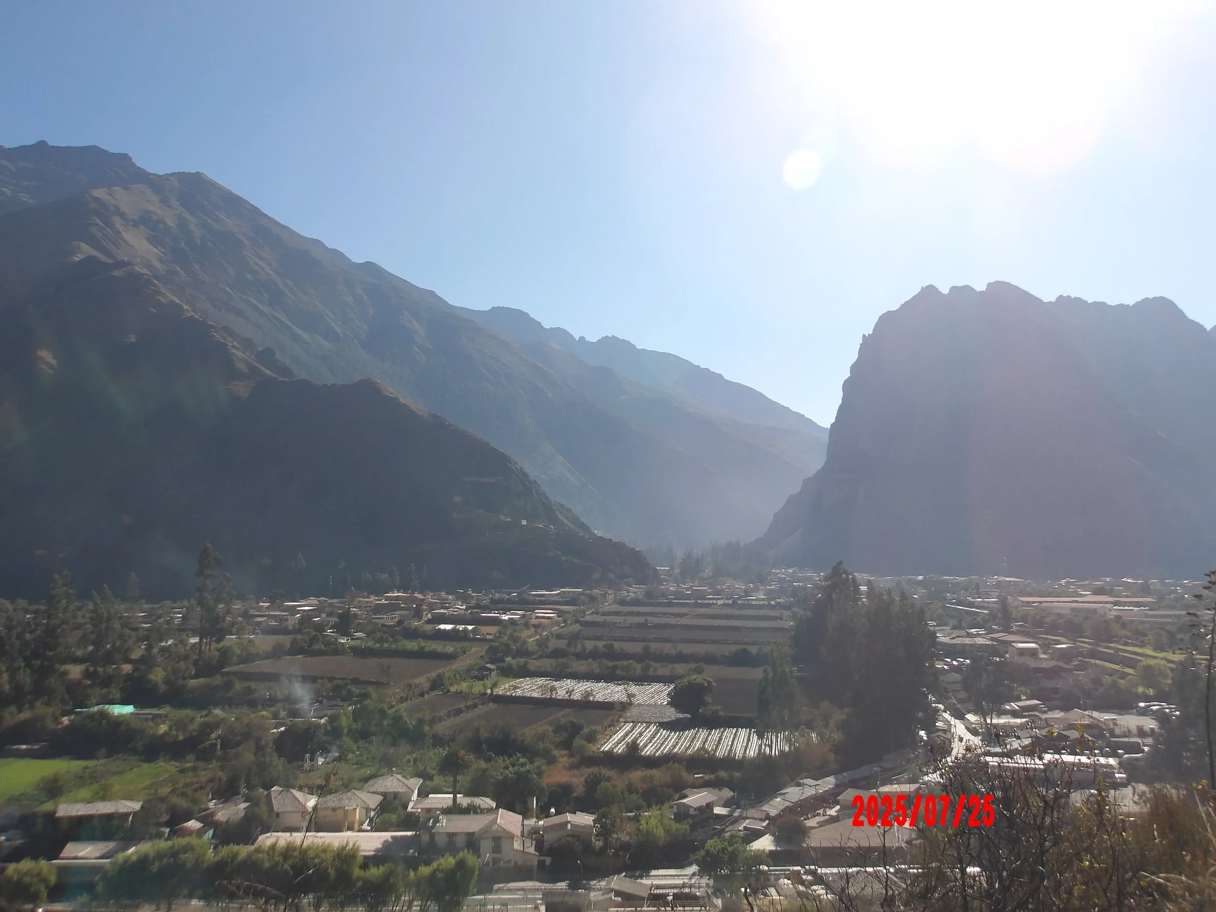 Valle Sagrado con casas y cultivos.