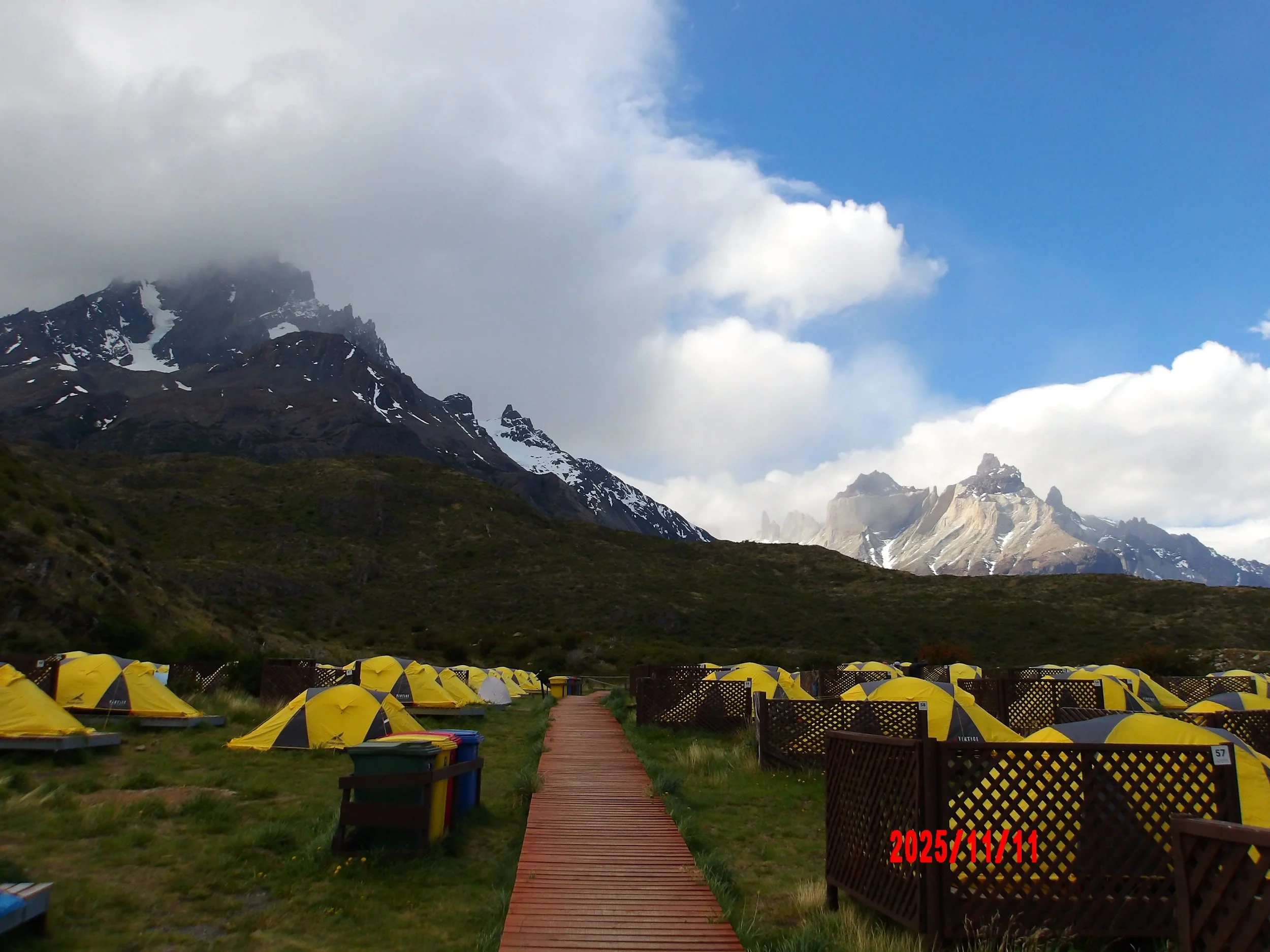 Carpas con montañas al fondo en el campamento Paine Grande