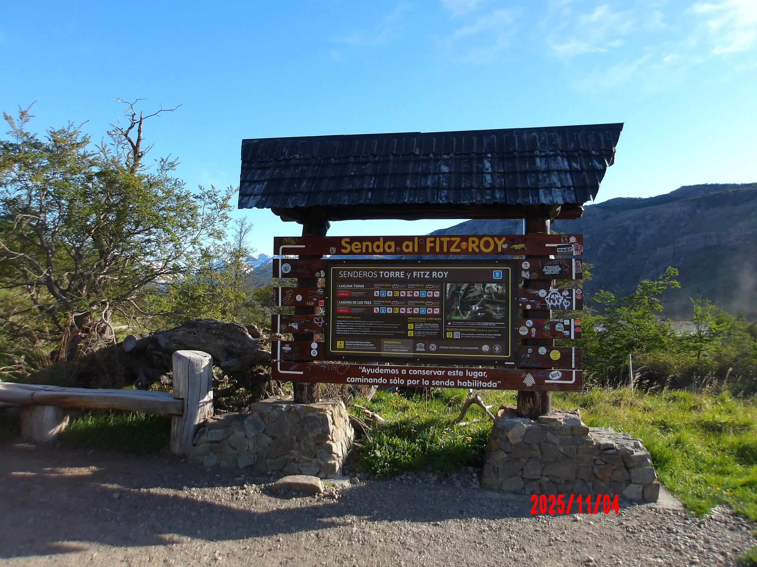 Cartel de sendero al Fitz Roy en Patagonia, Argentina.