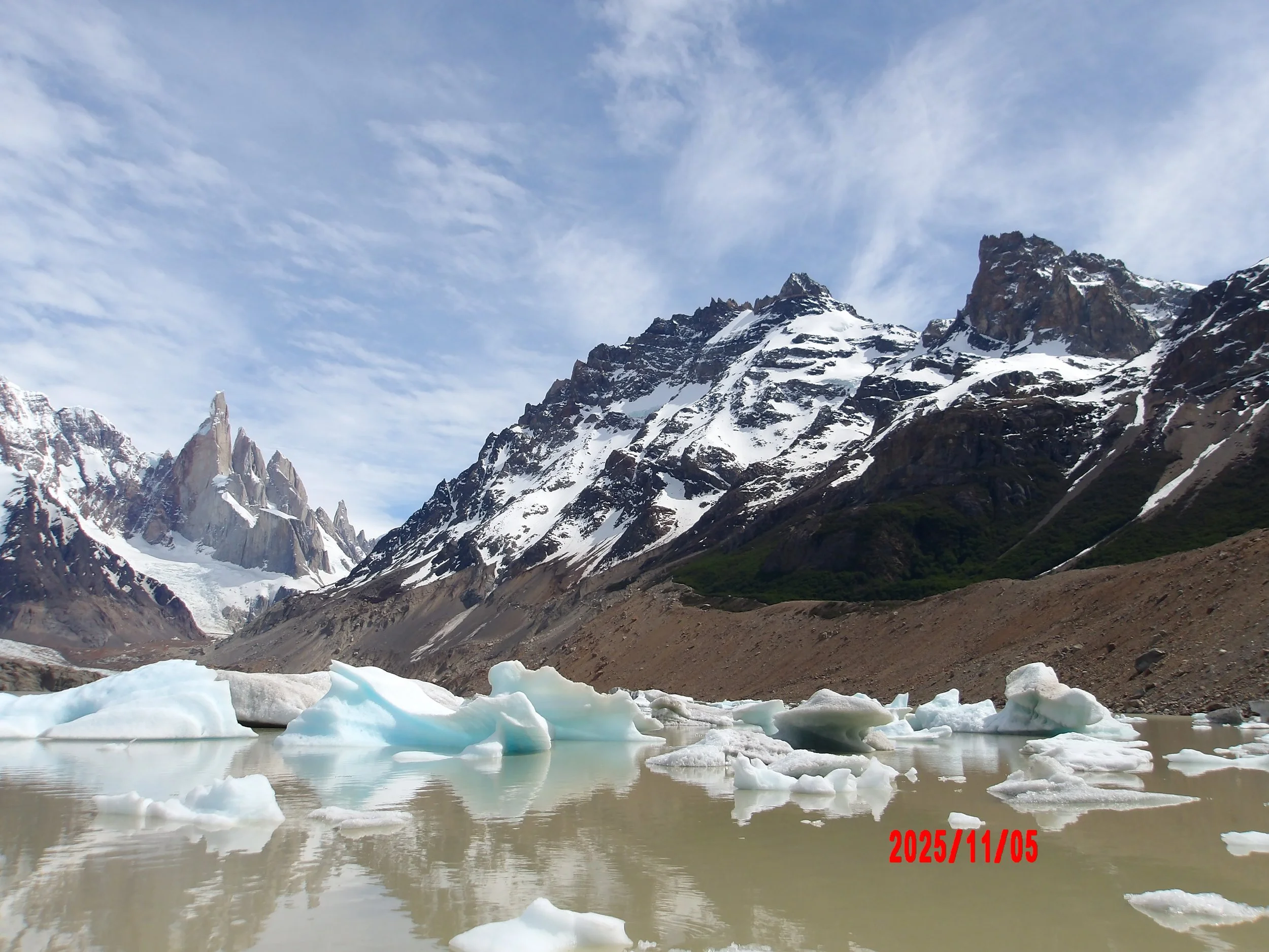 Laguna torre con glaciares flotando y el cerro Torre al fondo