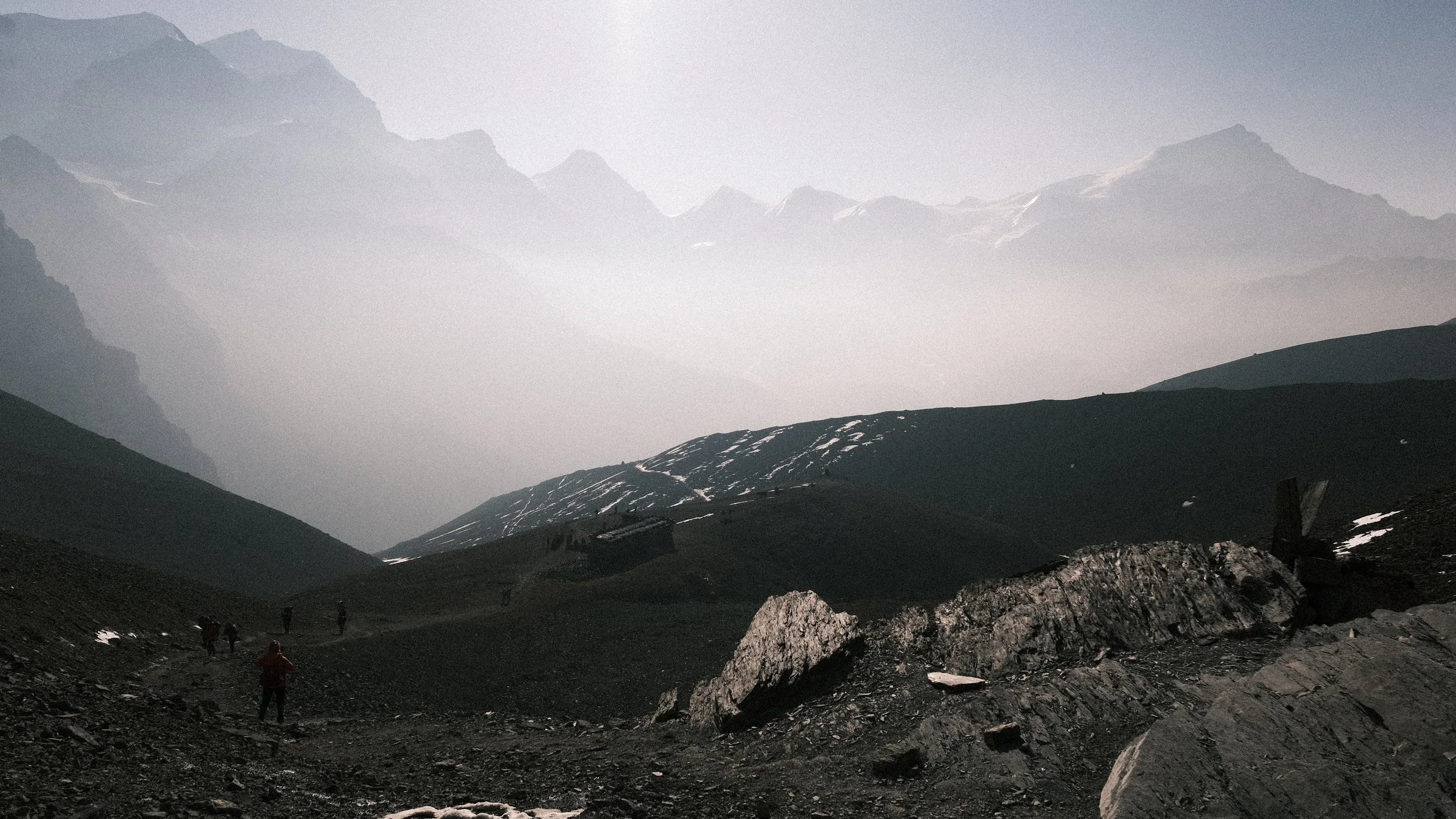 Personas caminando con los Himalayas al fondo en el Circuito de Annapurna