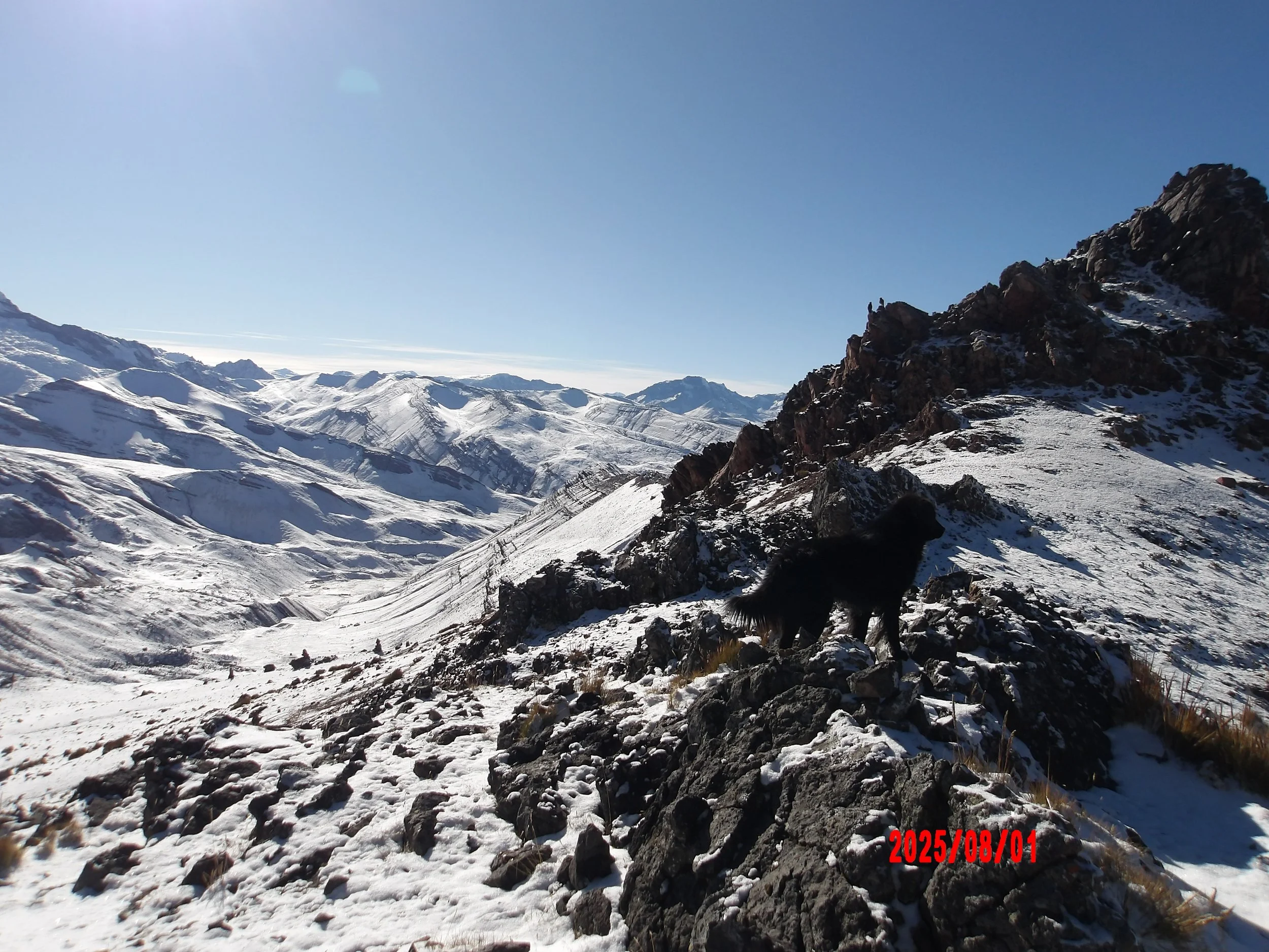 Paisaje cubierto de nieve en el trek de Ausangate en Perú