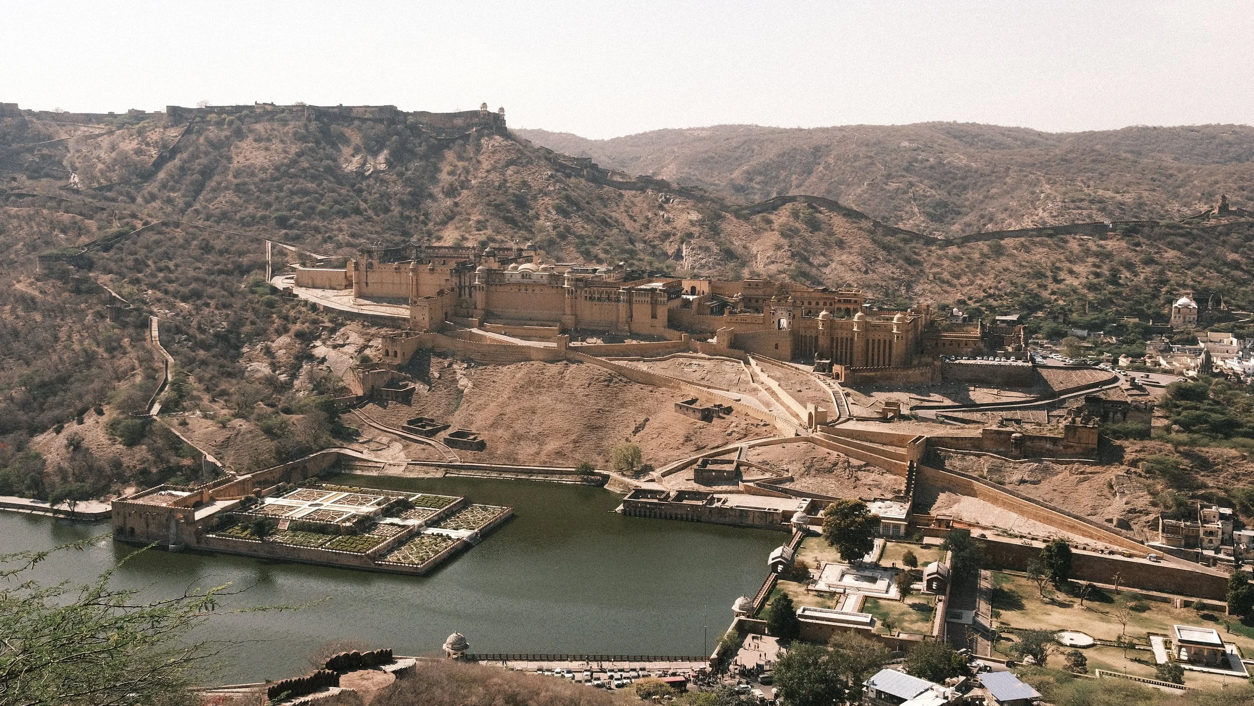 Vista completa del fuerte Amber y el lago.