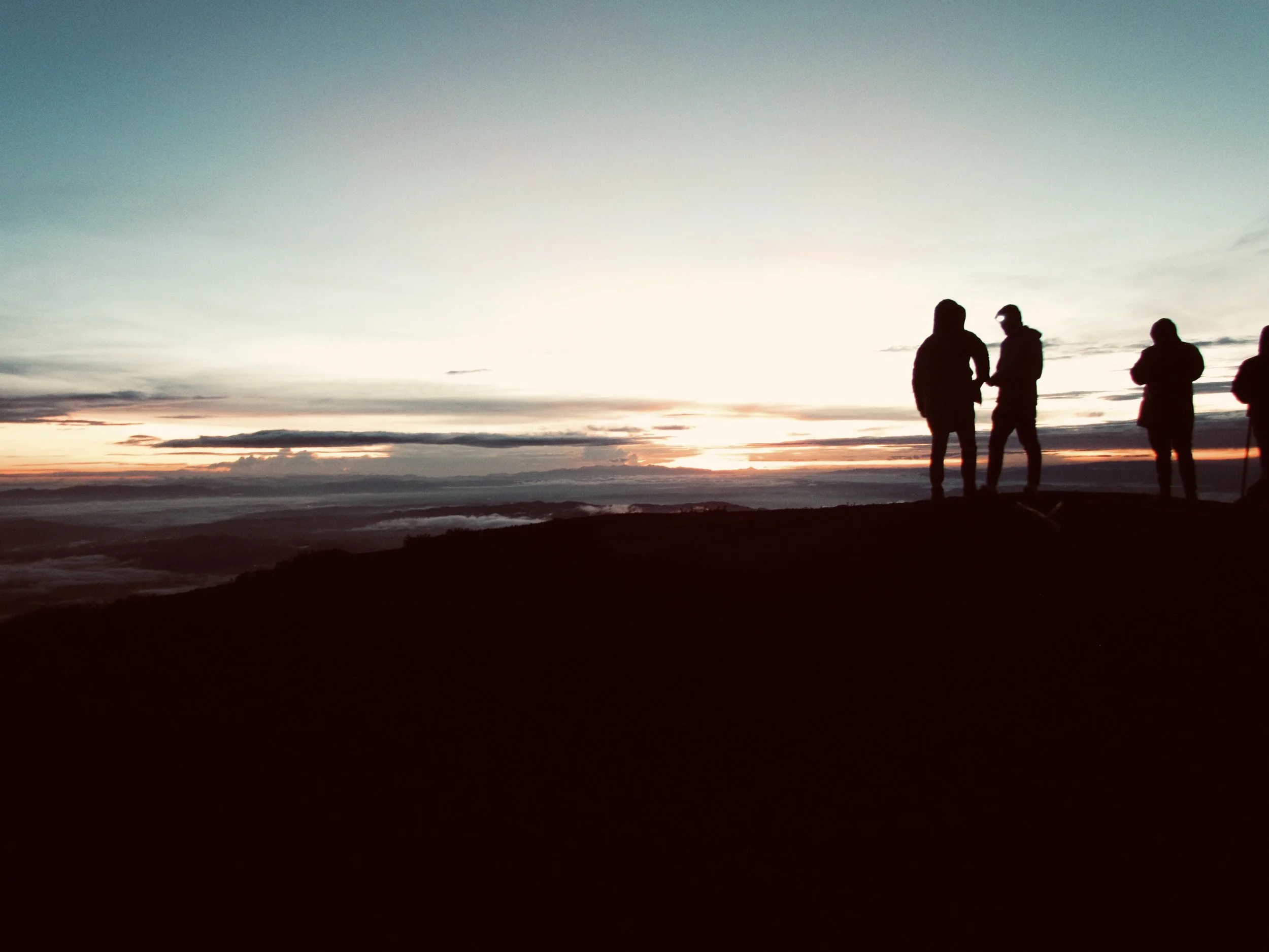 Personas en un amanecer en la cima del volcán Acantenango