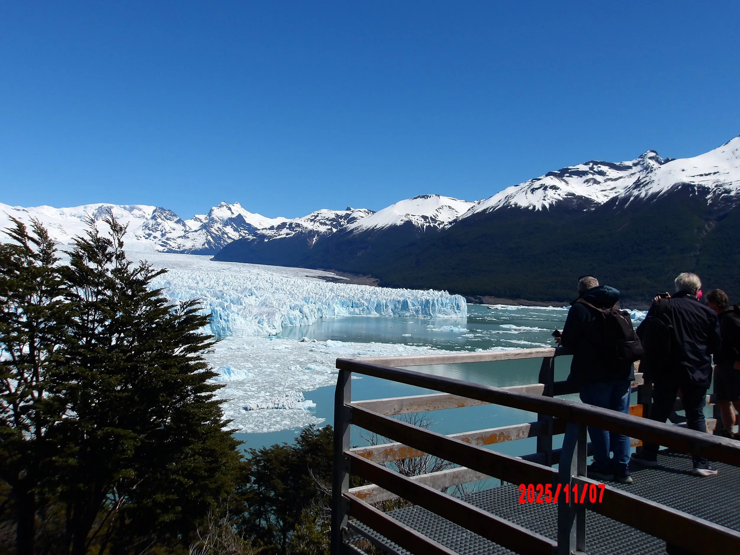 Personas viendo el glaciar perito moreno desde una pasarela