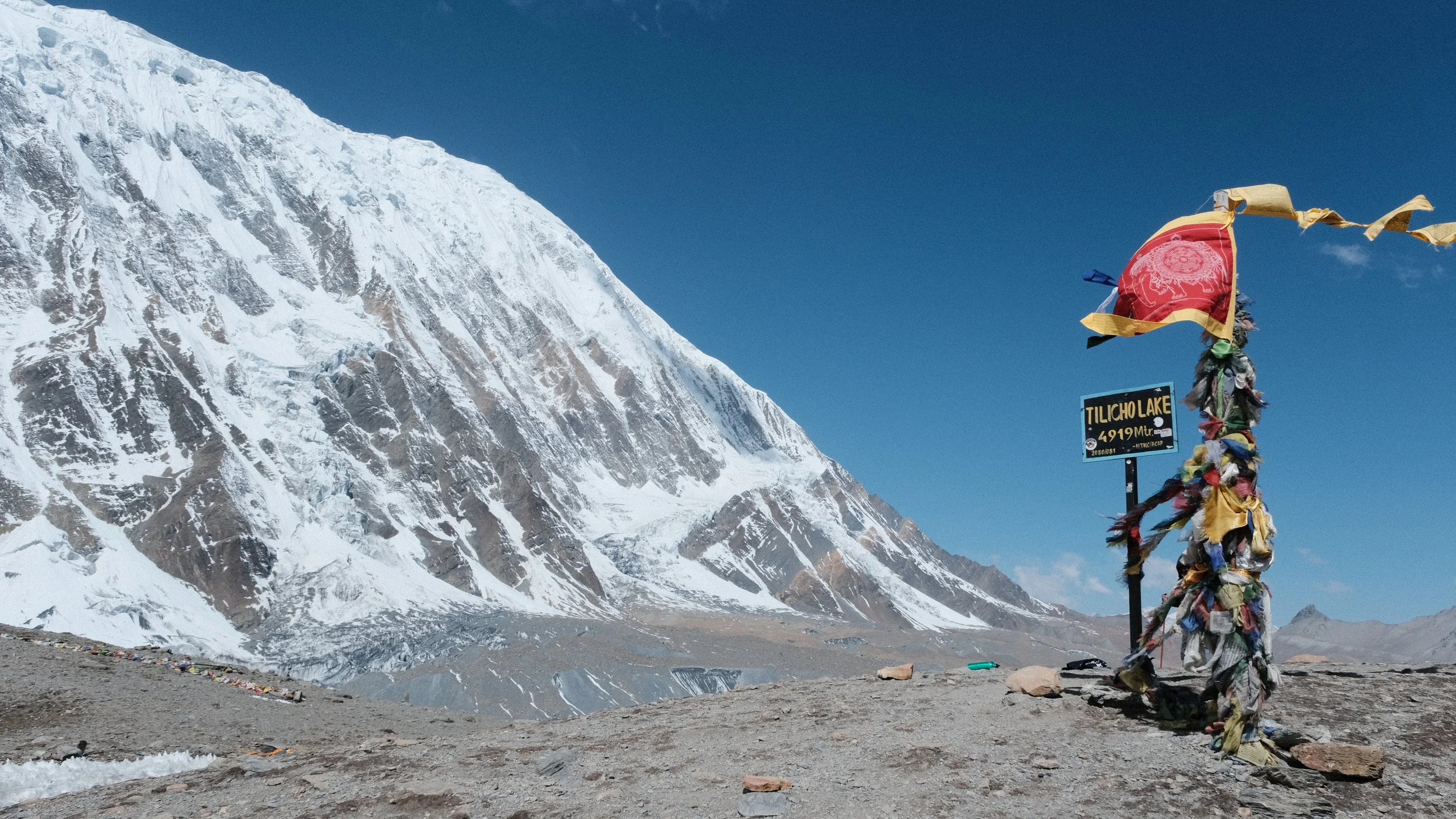 Letrero del lago Tilicho en el circuito de Annapurna
