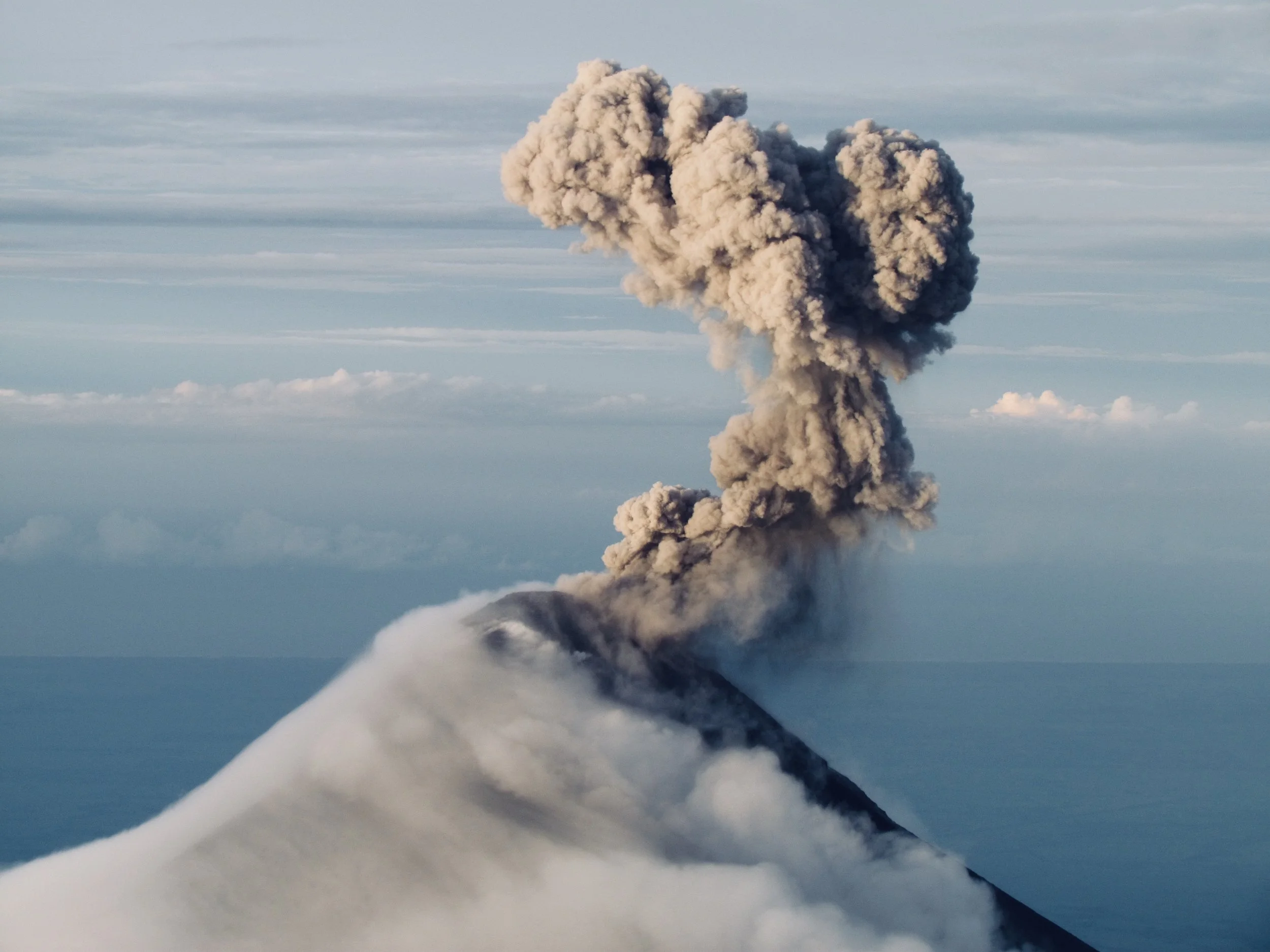 Volcán Fuego en erupción
