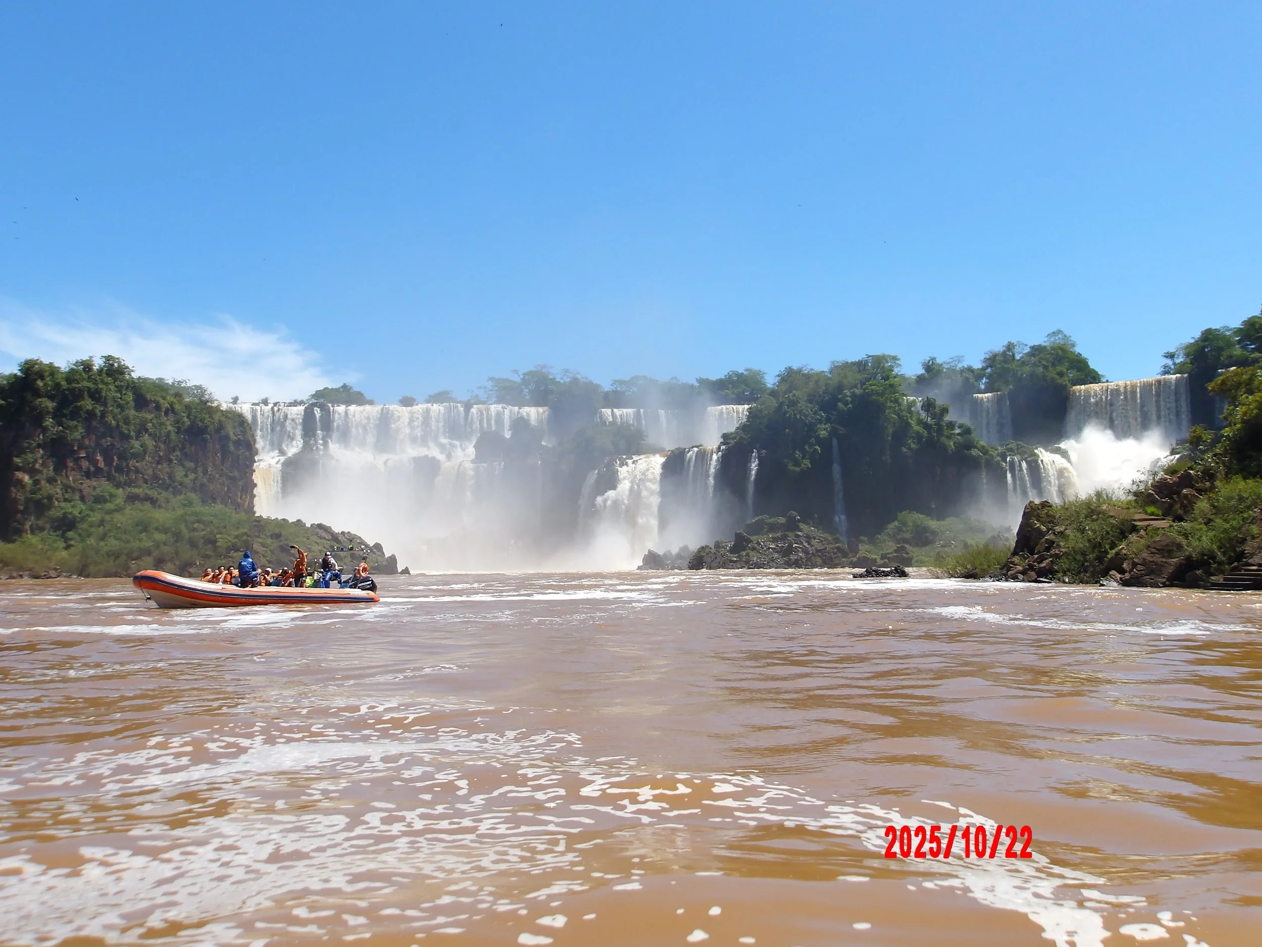 Bote con las cataratas del Iguazú al fondo