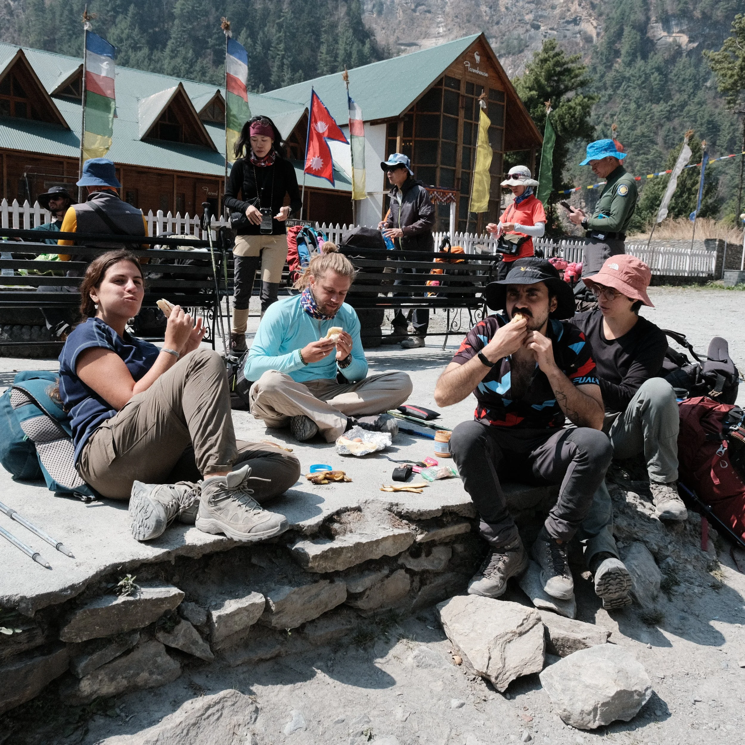 Personas descansando en Nepal.