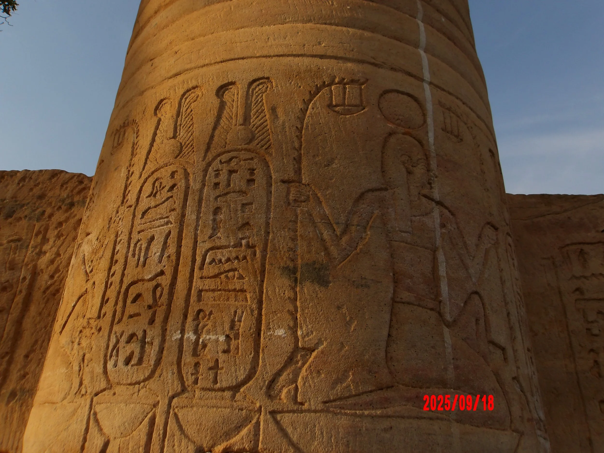 Columna con jeroglíficos en un templo Egipcio