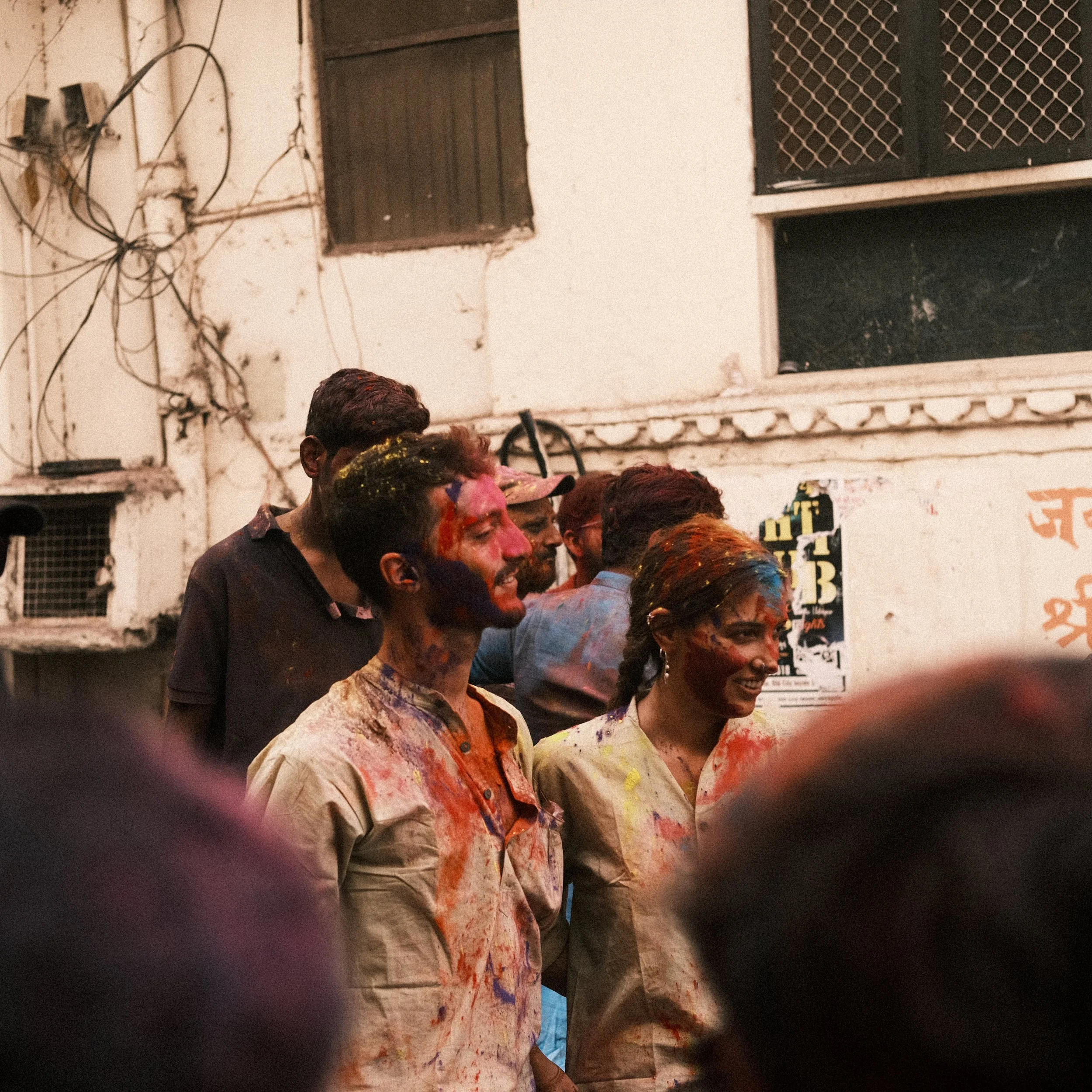 Pareja feliz durante Holi en India