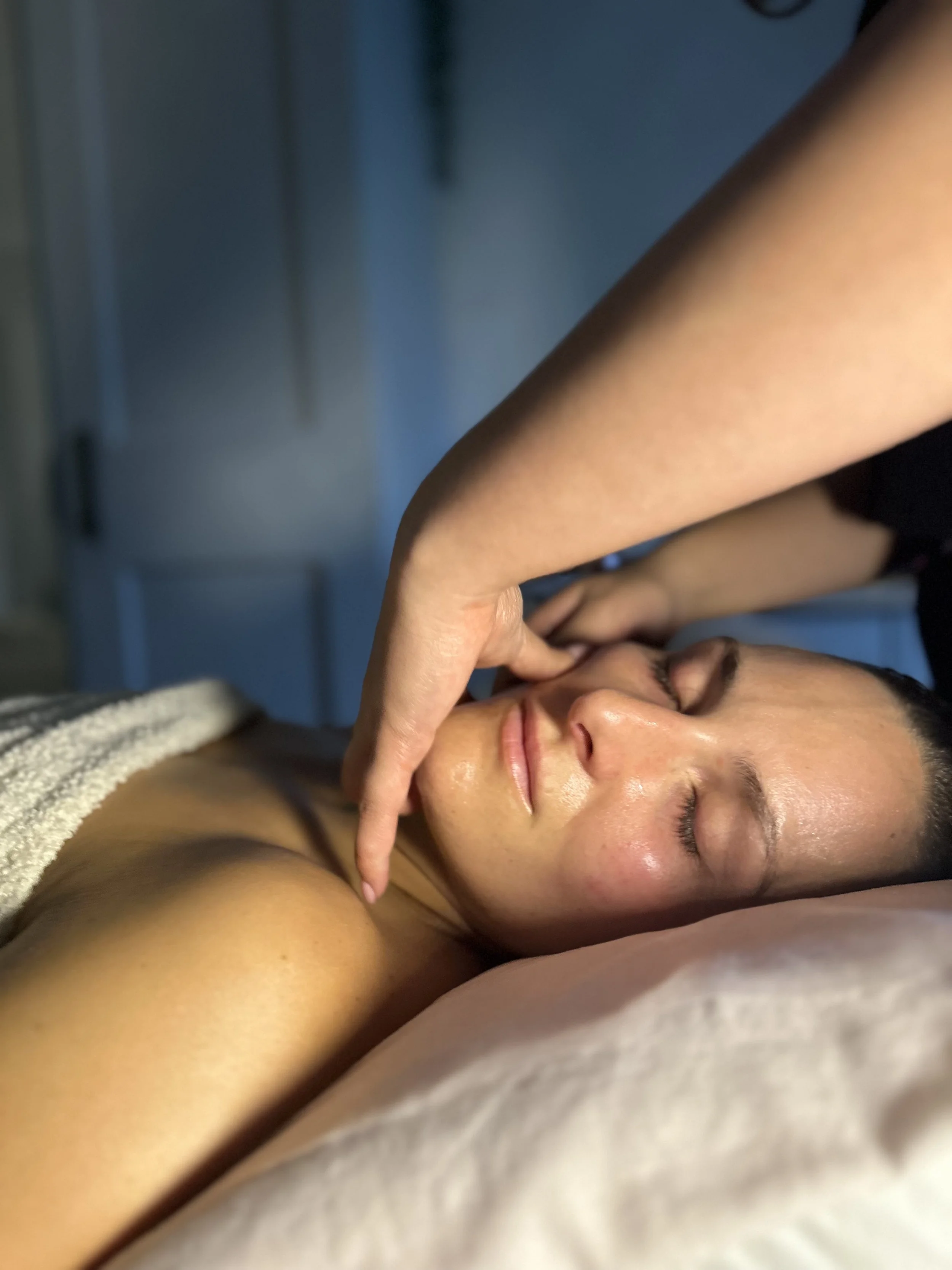 One area & facial (2 hours )