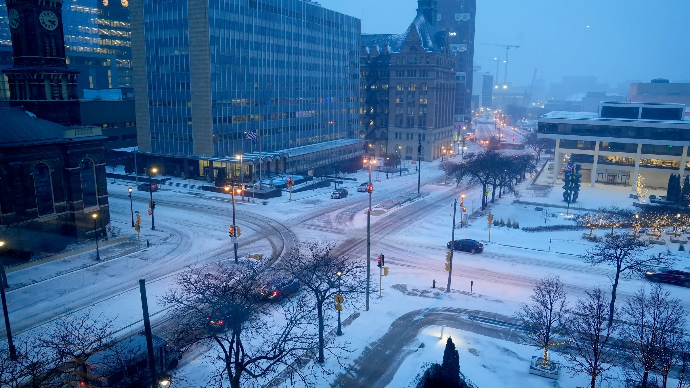 Street view of Milwaukee, Wisconsin on a winter weather advisory.