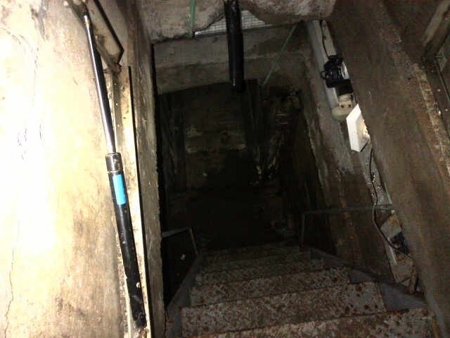 The escape route used by Joaquín "El Chapo" Guzmán, descending from a concealed bathtub into the sewer system beneath Culiacán. Photo courtesy of J.H.
