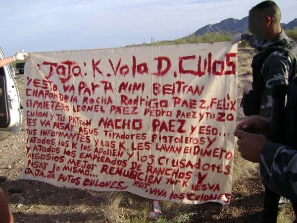A narcomanta, or a cartel message left after a massacre in Caborca, Sonora. Messages like this were used to threaten rivals, assert control, and enforce territory across the network. Used with permission from Ariete Noticias Caborca.

