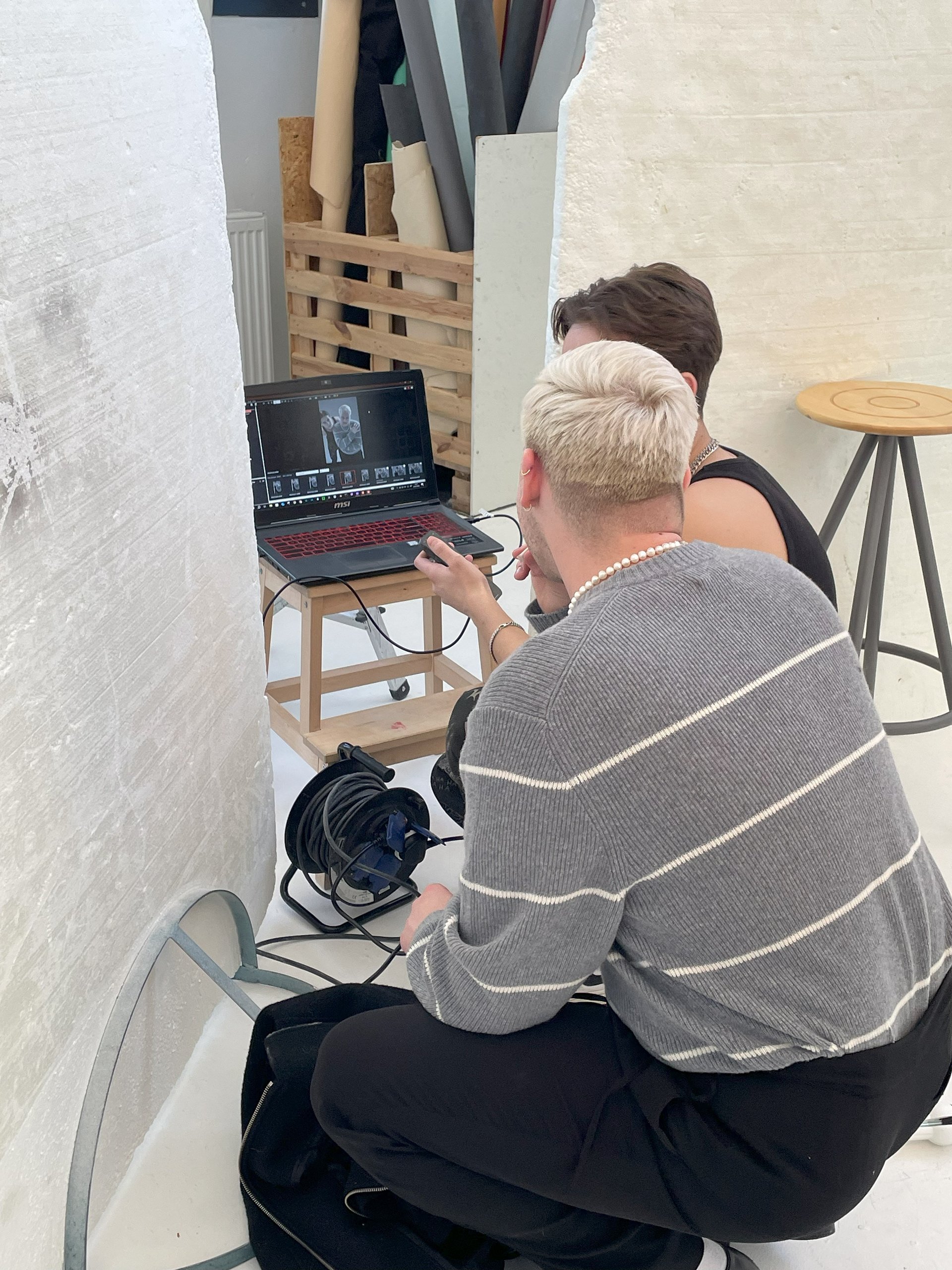 Bak scenen mens Storm og Fixation velger ut  bilder